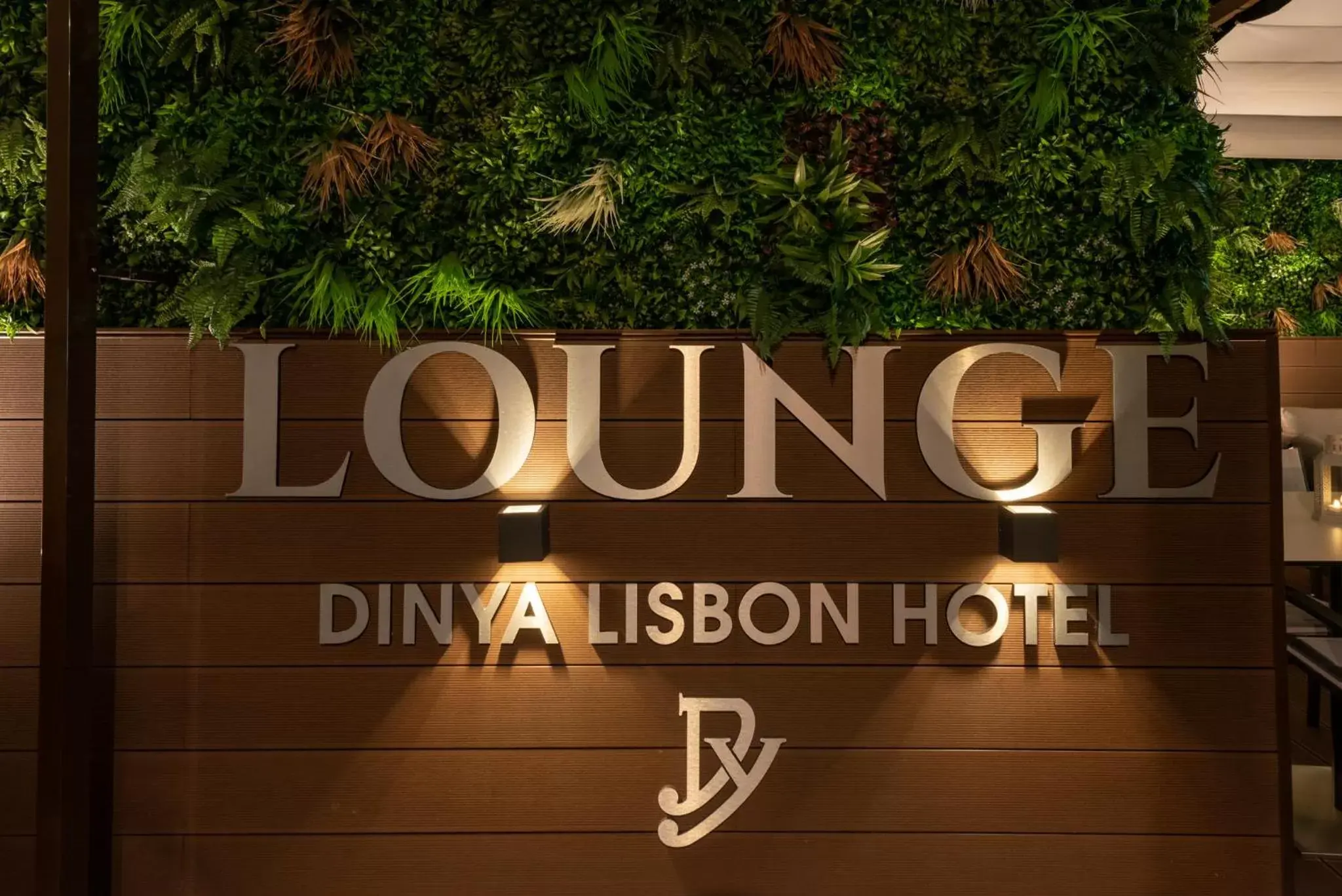 Restaurant/places to eat in Dinya Lisbon Hotel & Lounge Bar