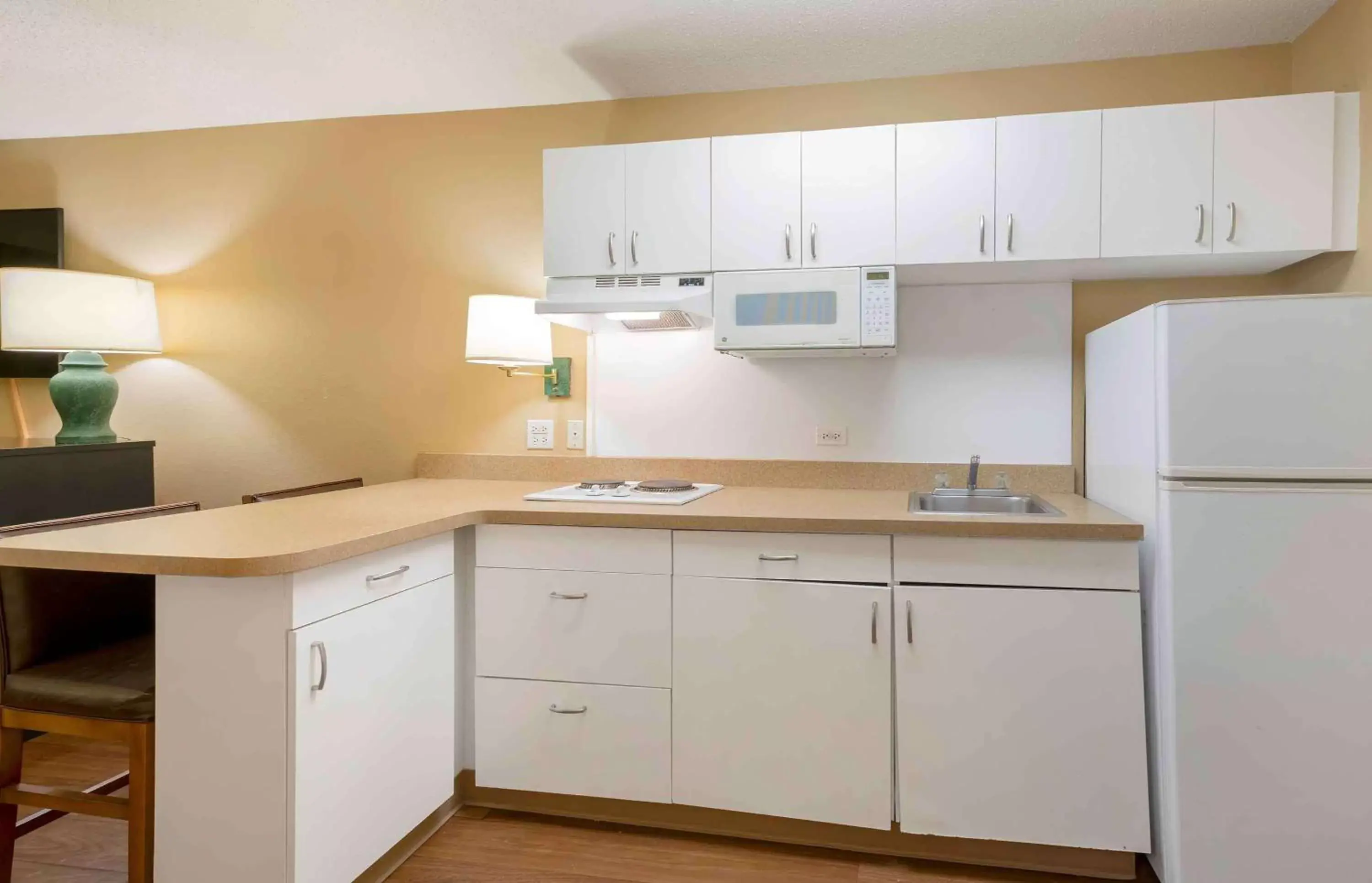 Bedroom, Kitchen/Kitchenette in Extended Stay America Suites - Chicago - Schaumburg - Convention Center