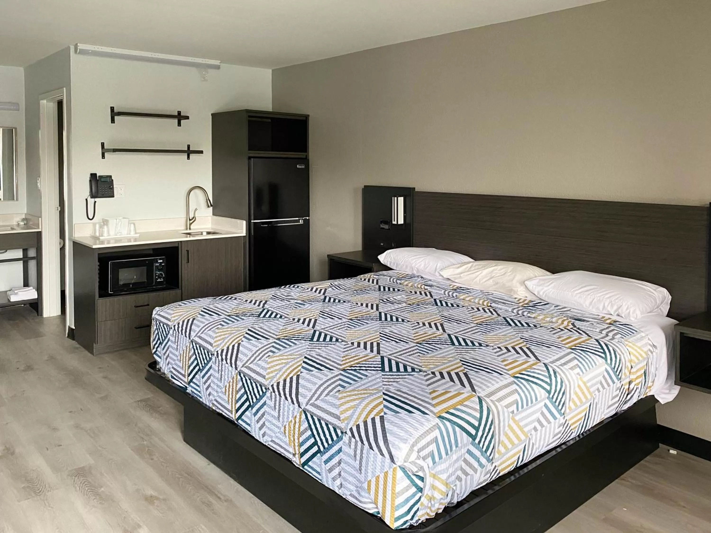 Bedroom, Bed in Studio 6 Rosenberg TX