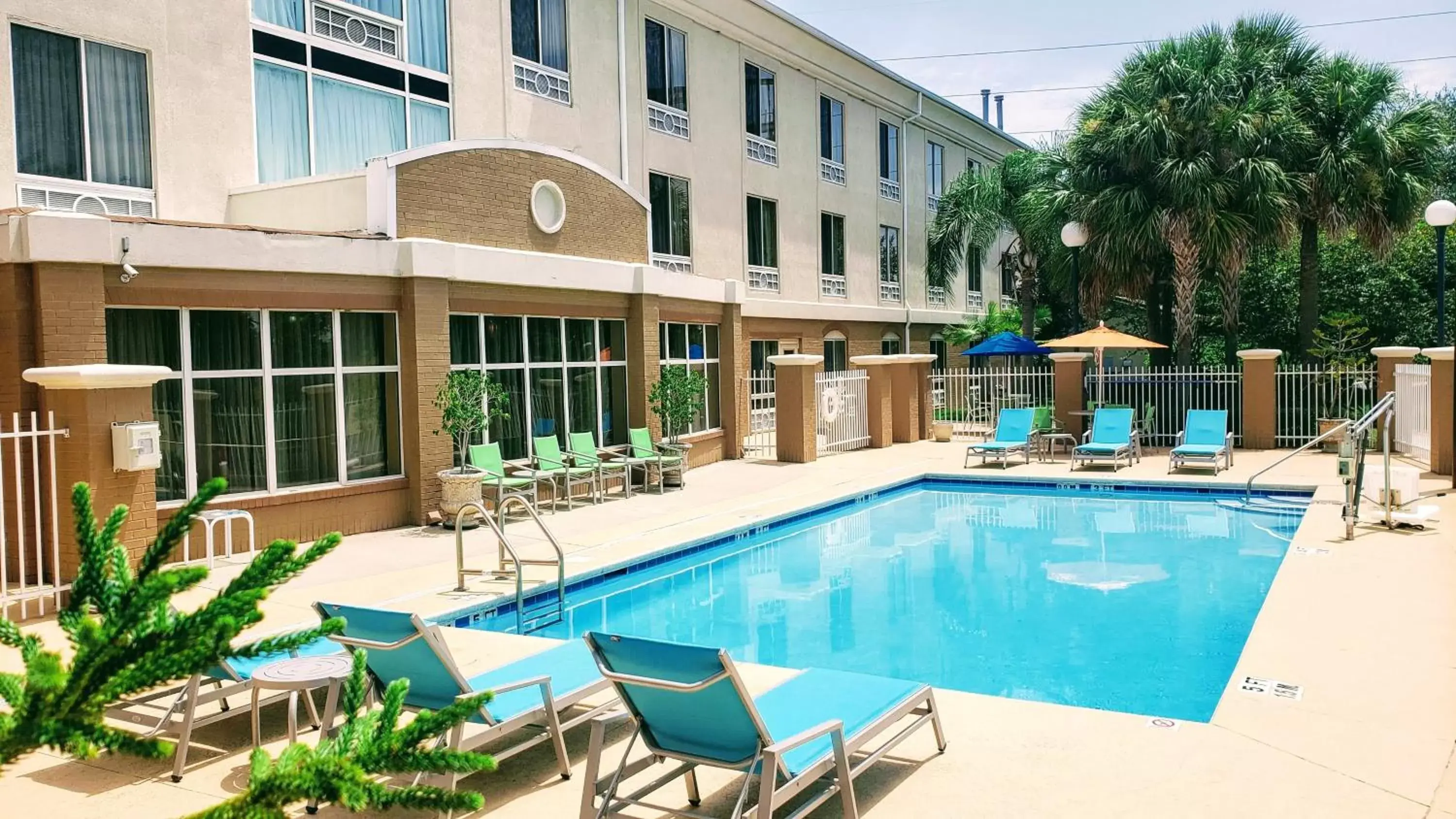 Swimming Pool in Holiday Inn Express & Suites Jacksonville South - I-295, an IHG Hotel