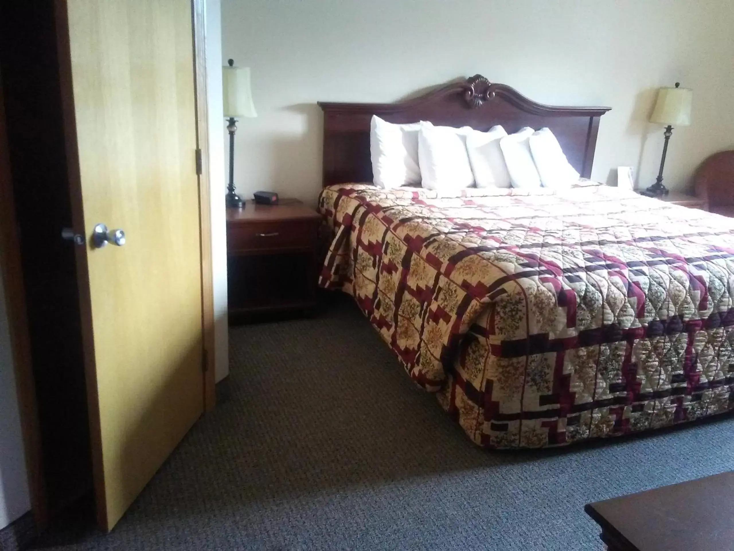 Bed in Knights Inn and Suites - Grand Forks