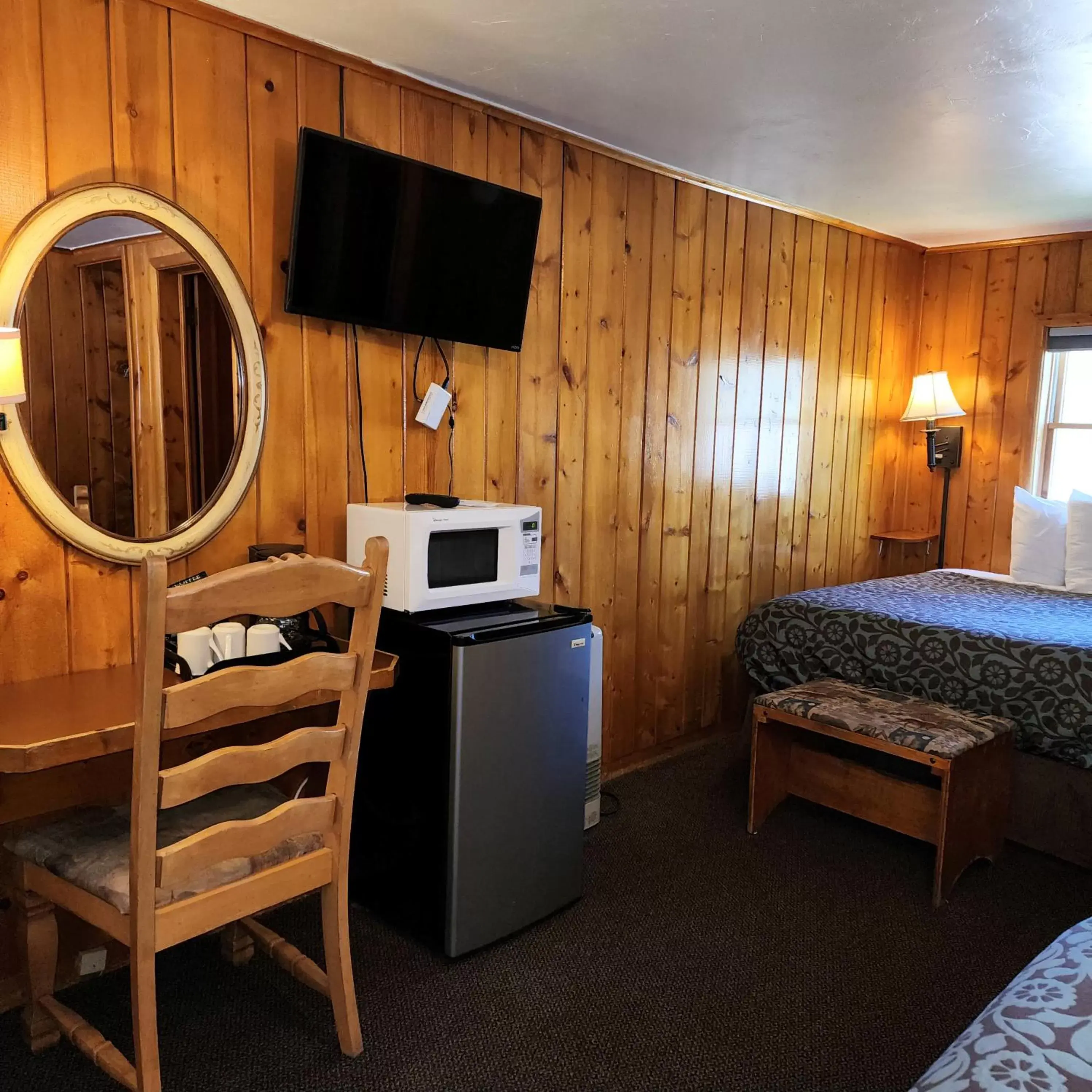 minibar, TV/Entertainment Center in Canyon Motel