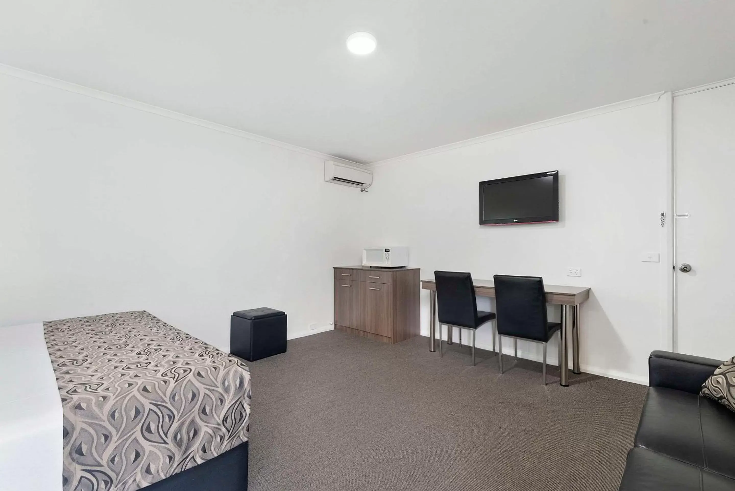 Bedroom, Seating Area in Econo Lodge Mildura