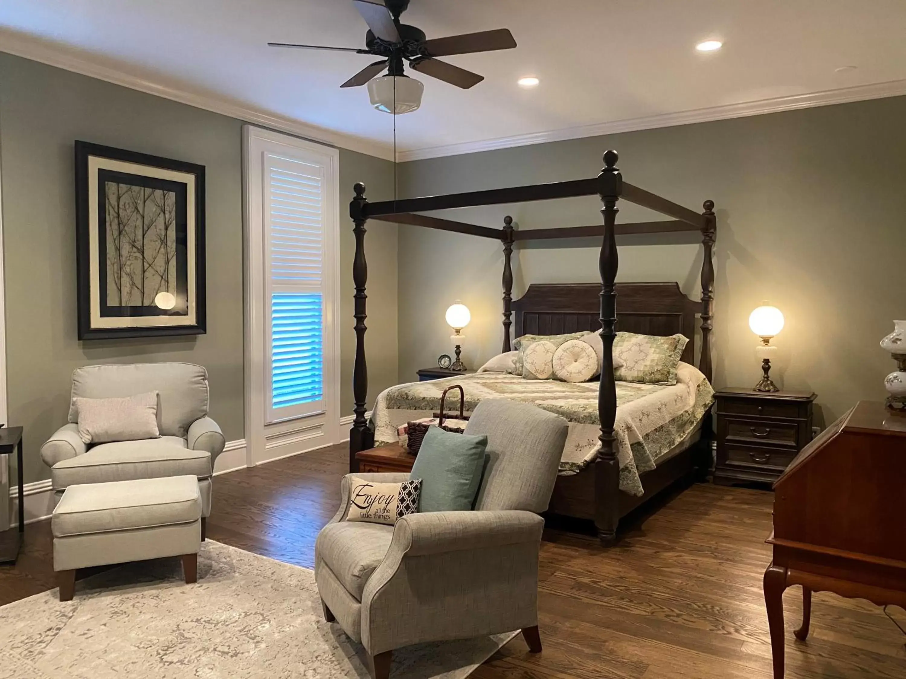 Luxury Quadruple Room in Belle Louise Historic Bed & Breakfast Luxury Quadruple Room in Belle Louise Historic Bed & Breakfast