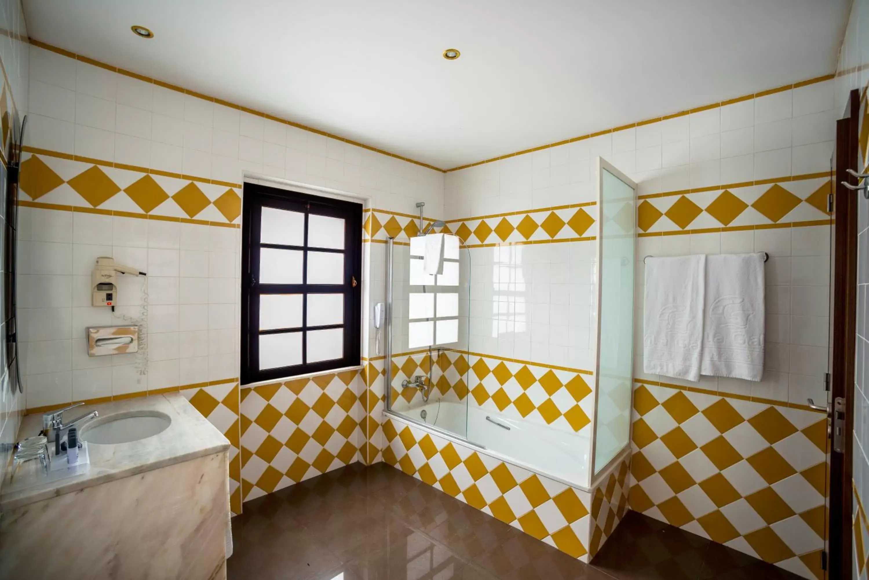 Shower, Bathroom in Vila Gale Albacora