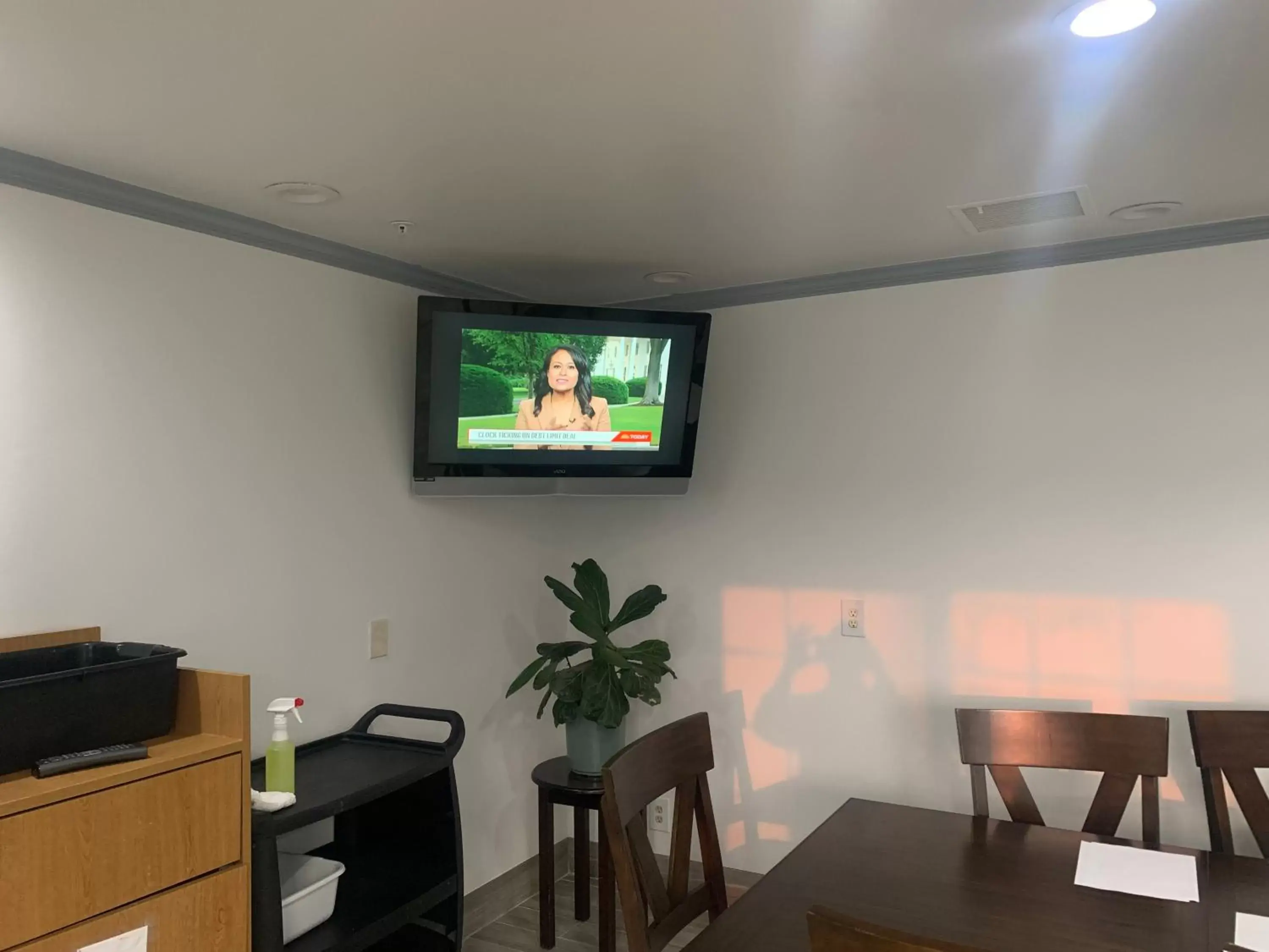 Seating area, TV/Entertainment Center in Country Inn & Suites by Radisson, Grand Rapids Airport, MI