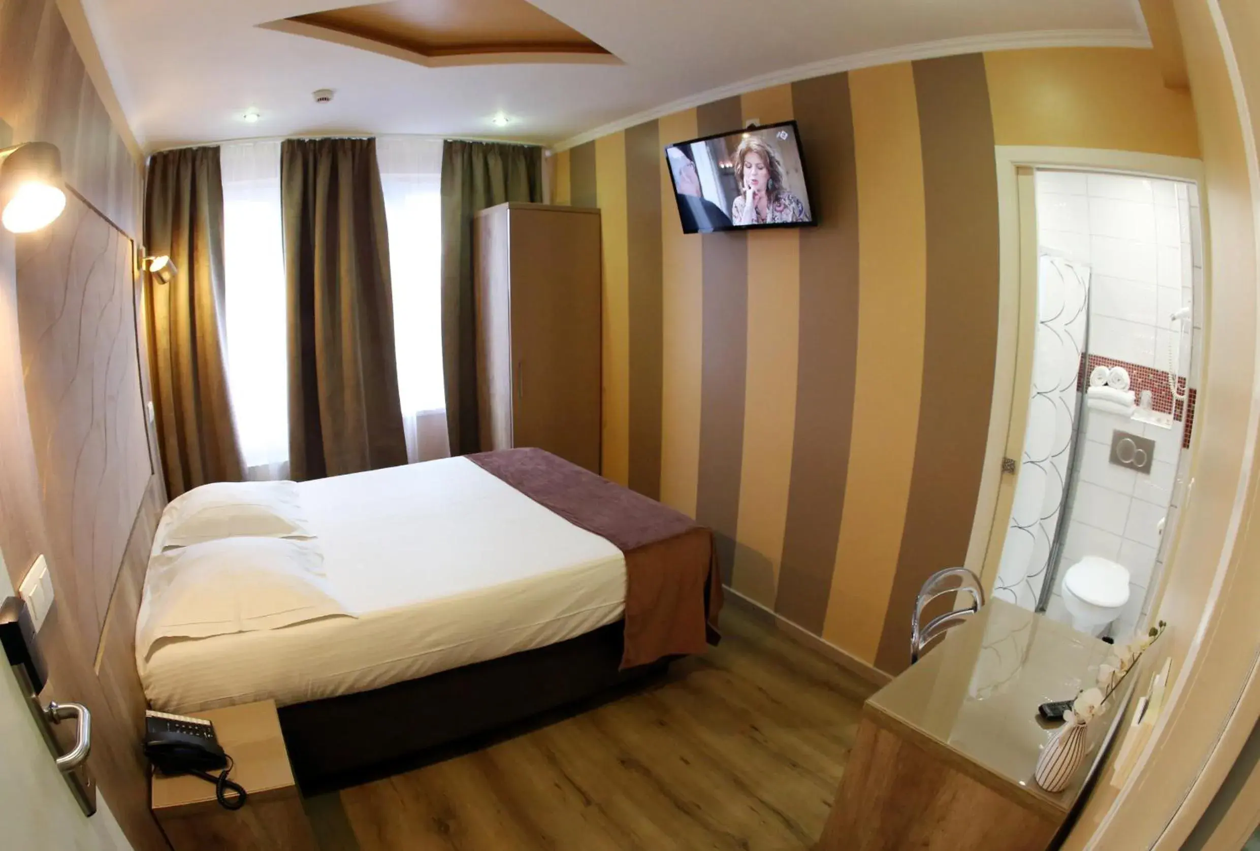 Photo of the whole room, Bed in Hotel Phenix