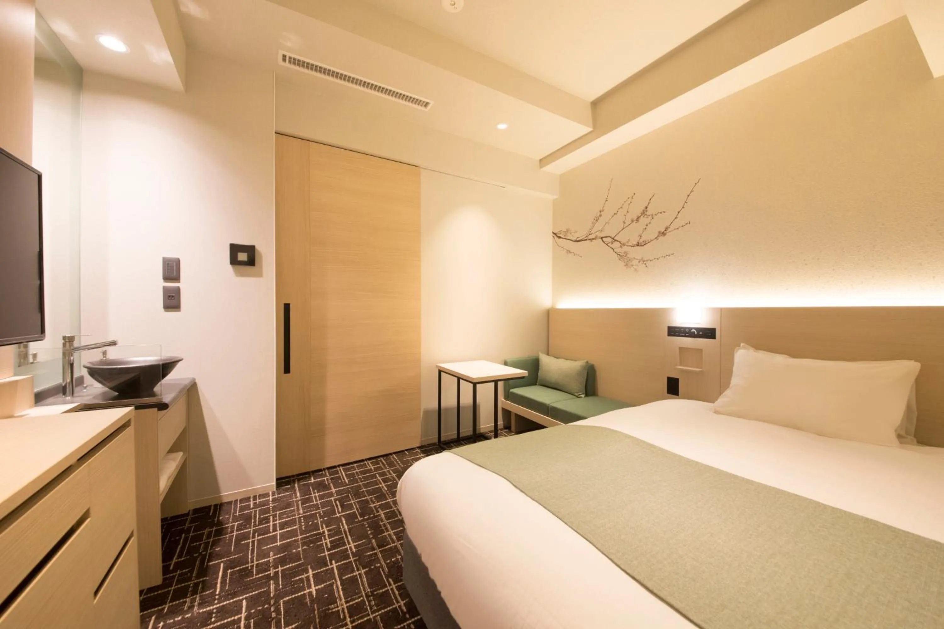 Photo of the whole room, Bed in Hotel Yaenomidori Tokyo