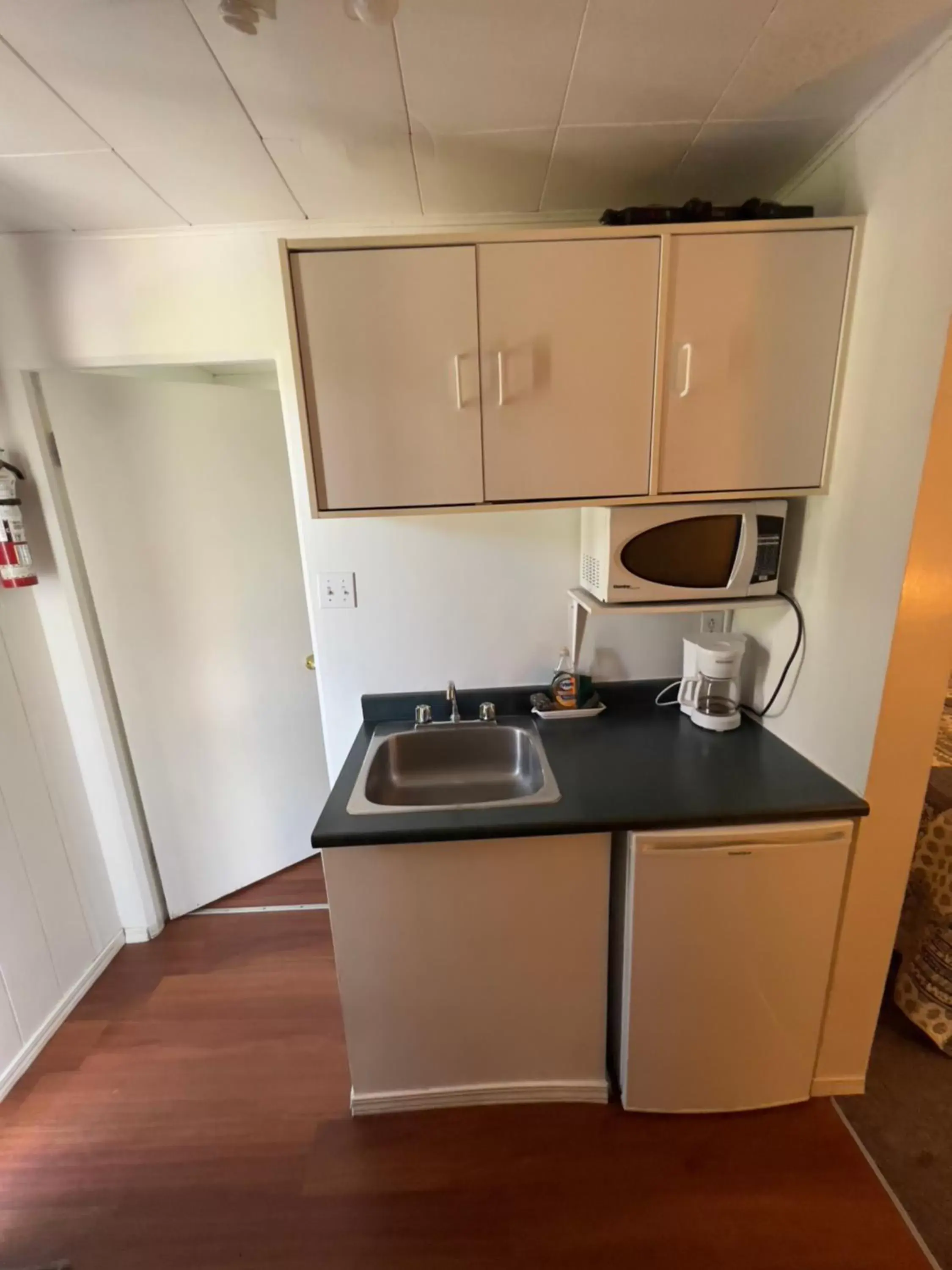 Kitchen/Kitchenette in Monashee Motel