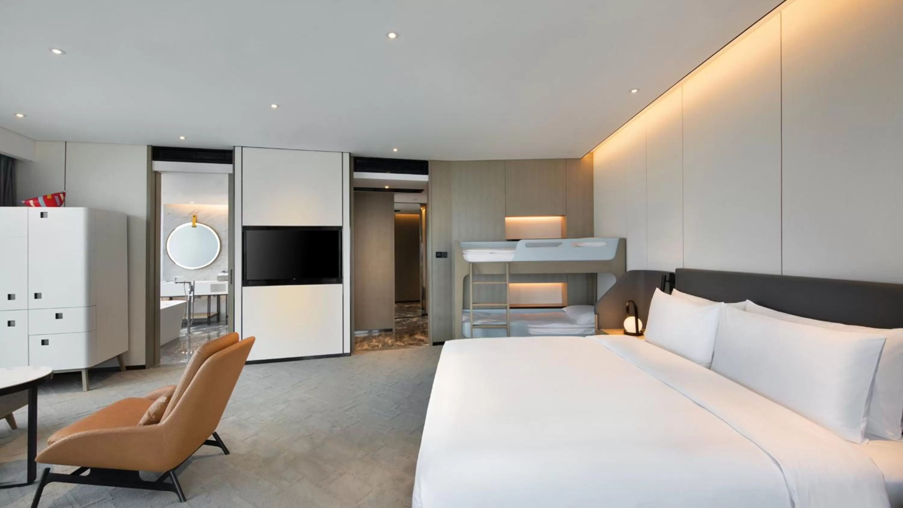 Photo of the whole room, Bed in Crowne Plaza Quanzhou Riverview by IHG