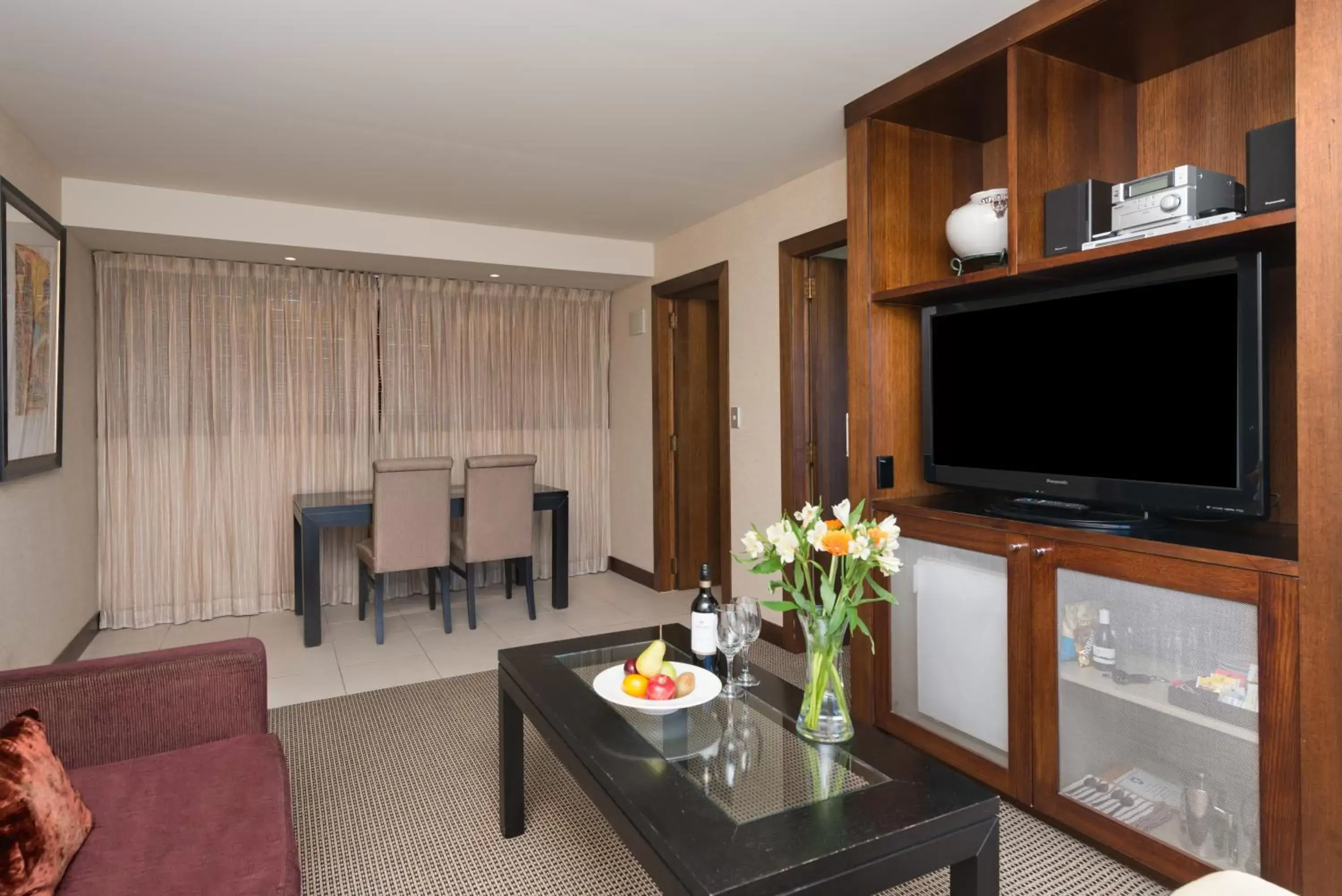 Living room, TV/Entertainment Center in Millennium Hotel & Resort Manuels Taupo
