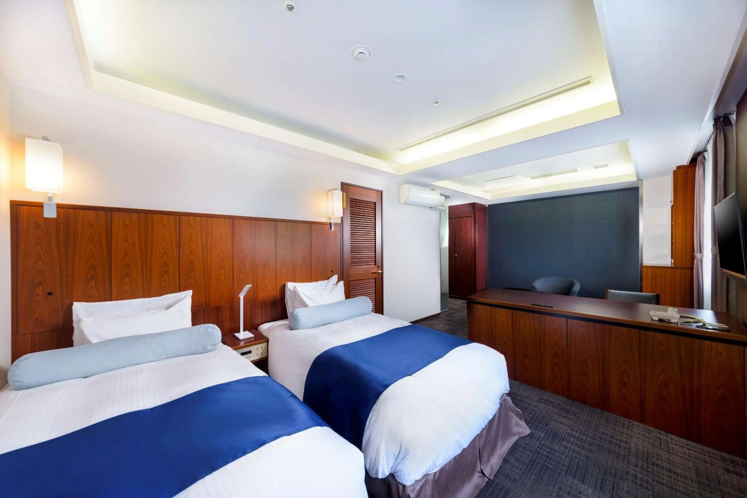 Bedroom in SureStay Plus Hotel by Best Western Shin-Osaka
