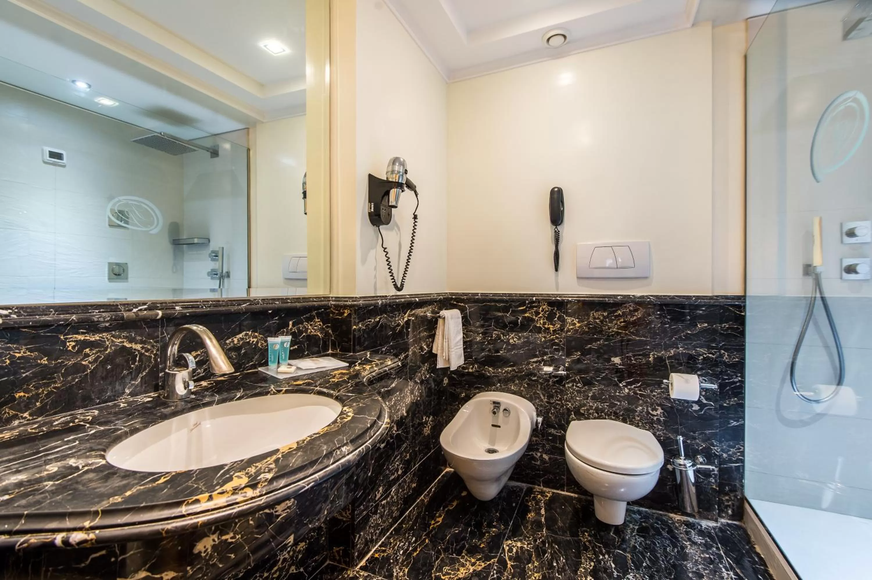 Bathroom in Trilussa Palace Hotel Congress & Spa