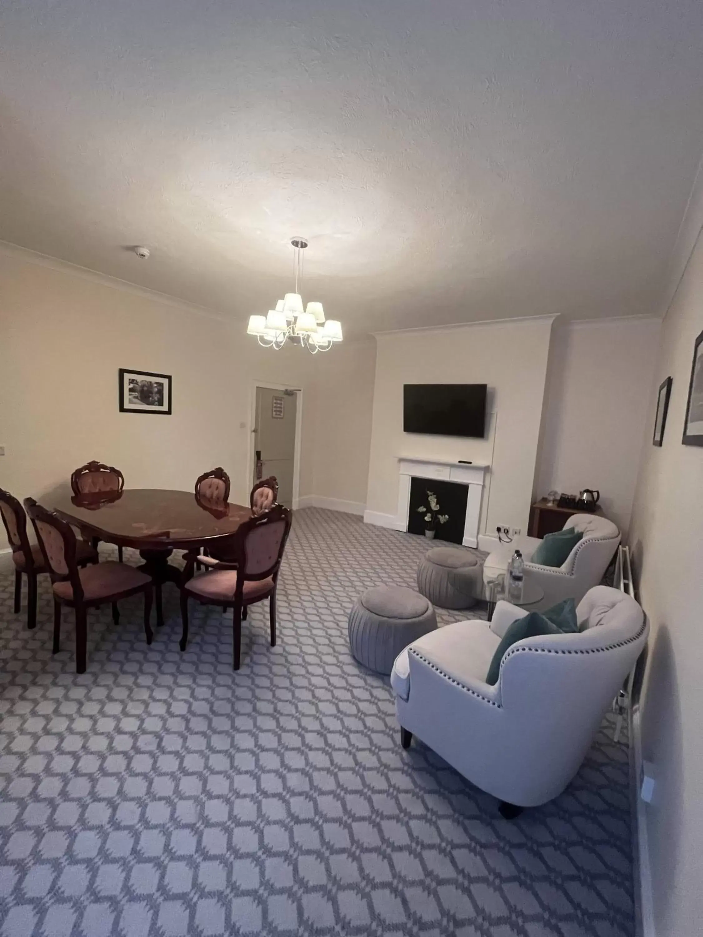 Living room, Seating Area in Avisford Park Hotel