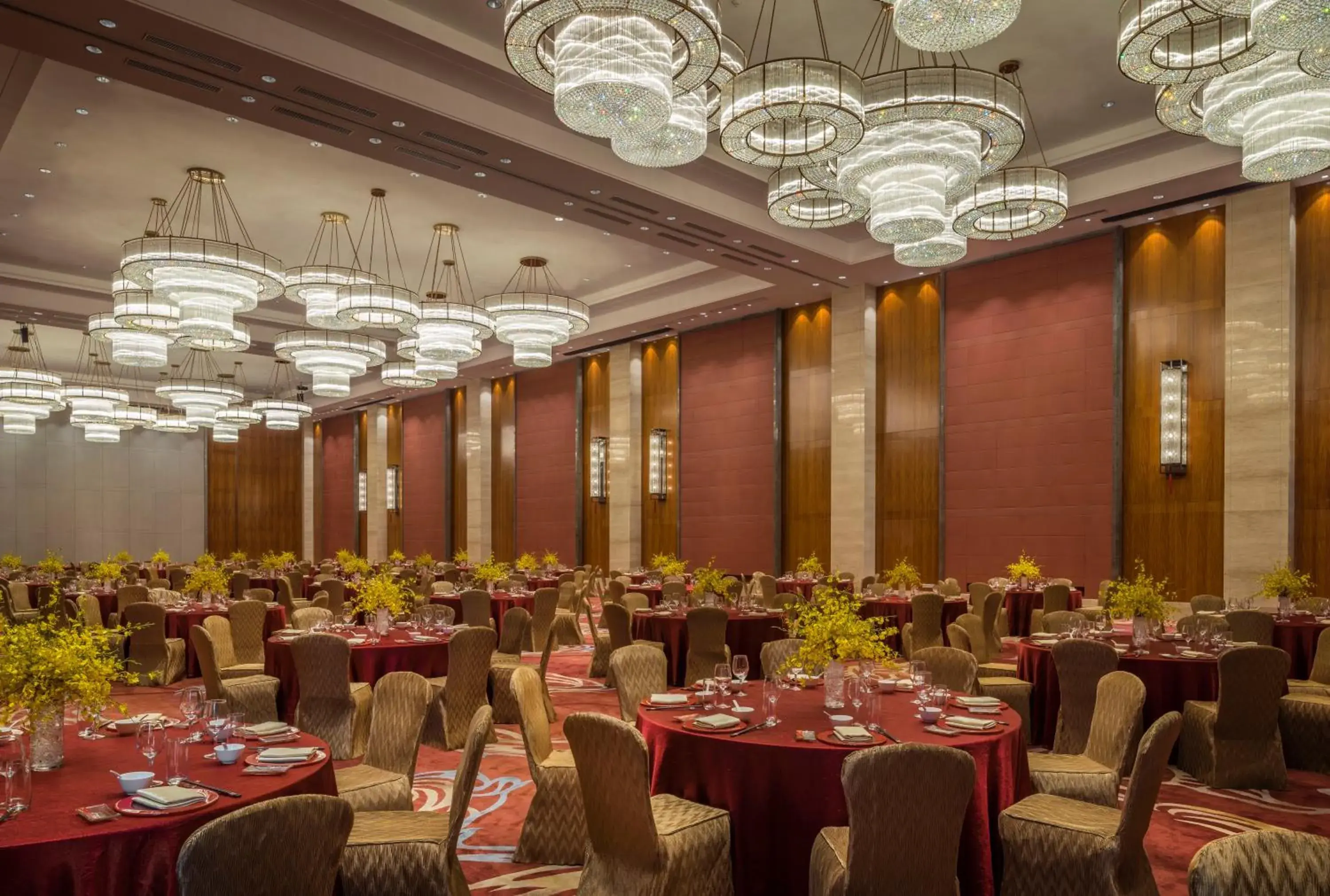 Meeting/conference room, Restaurant/Places to Eat in HUALUXE Yangjiang City Center, an IHG Hotel