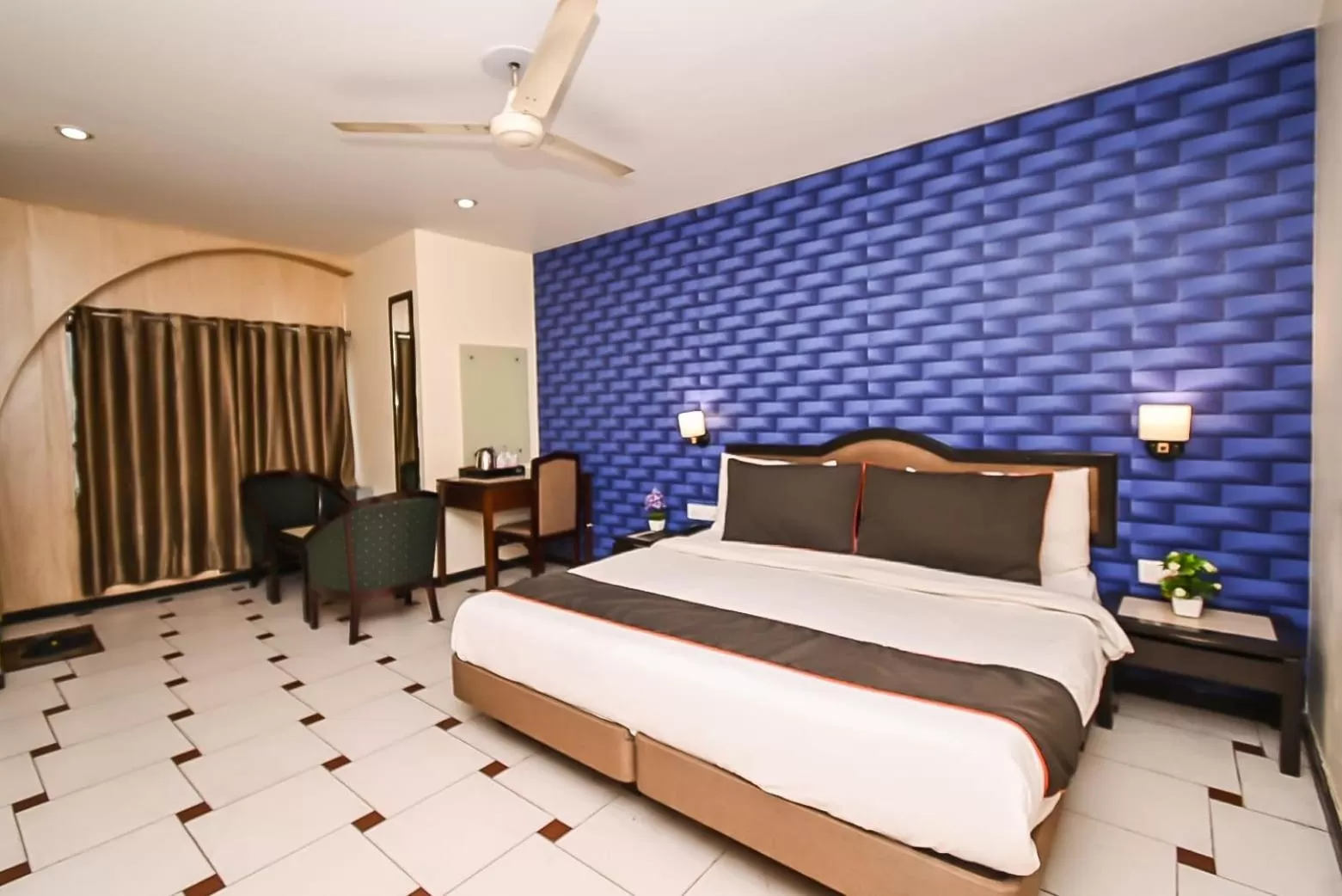 Bed in THE ROYAL PRESIDENCY INN