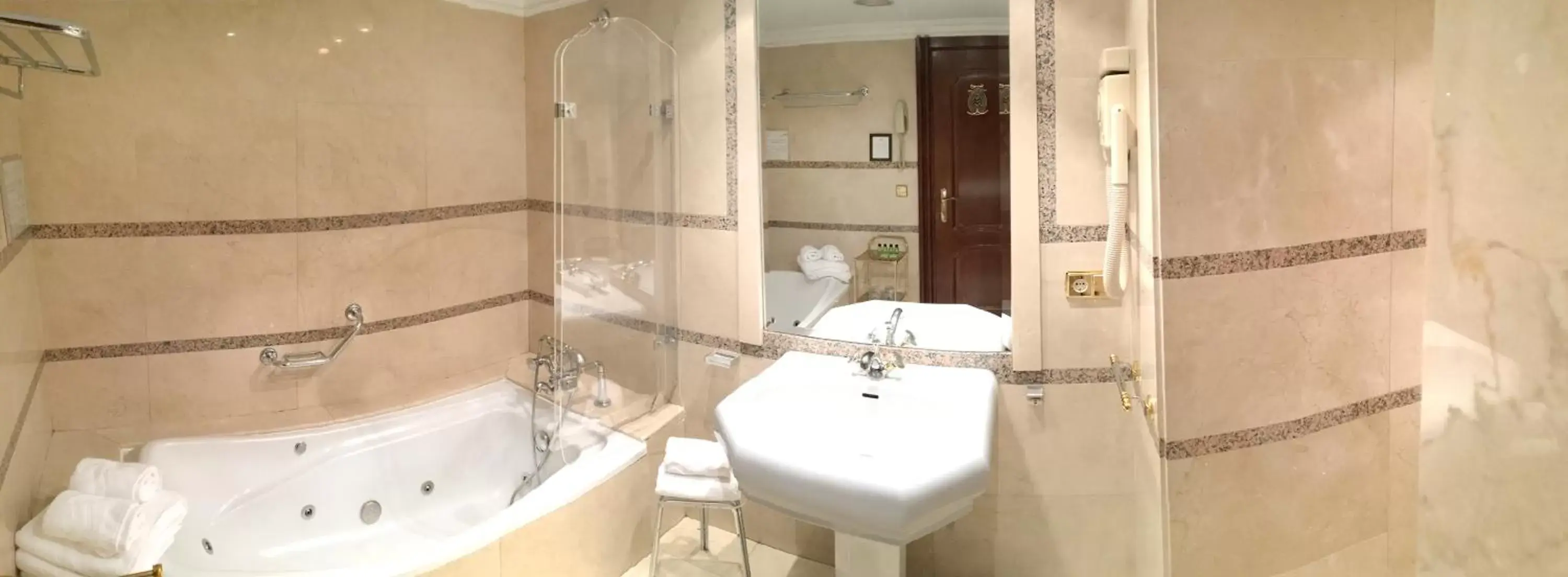 Bathroom in Hotel Maria Luisa