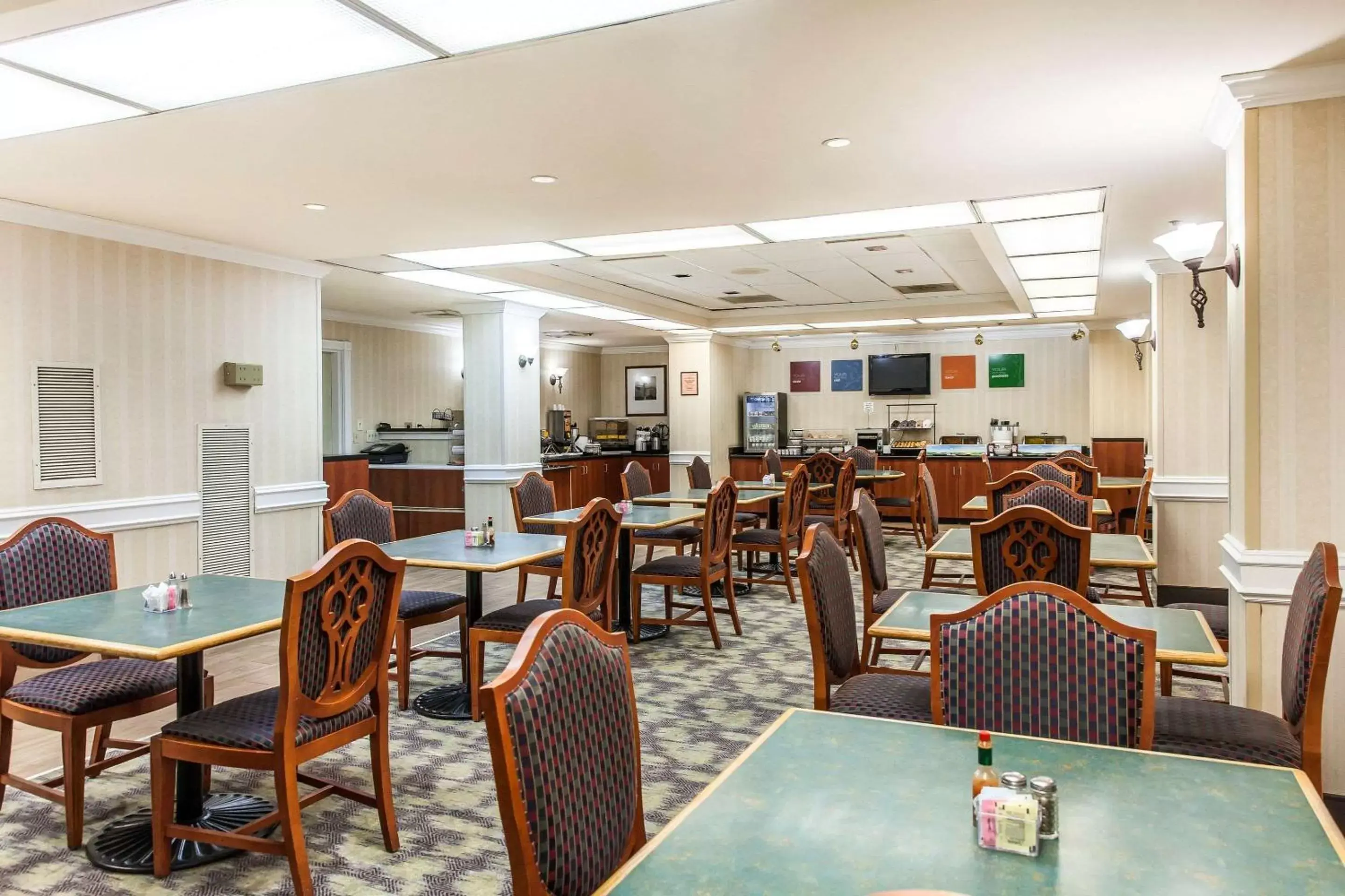 Restaurant/Places to Eat in Comfort Inn Pentagon City