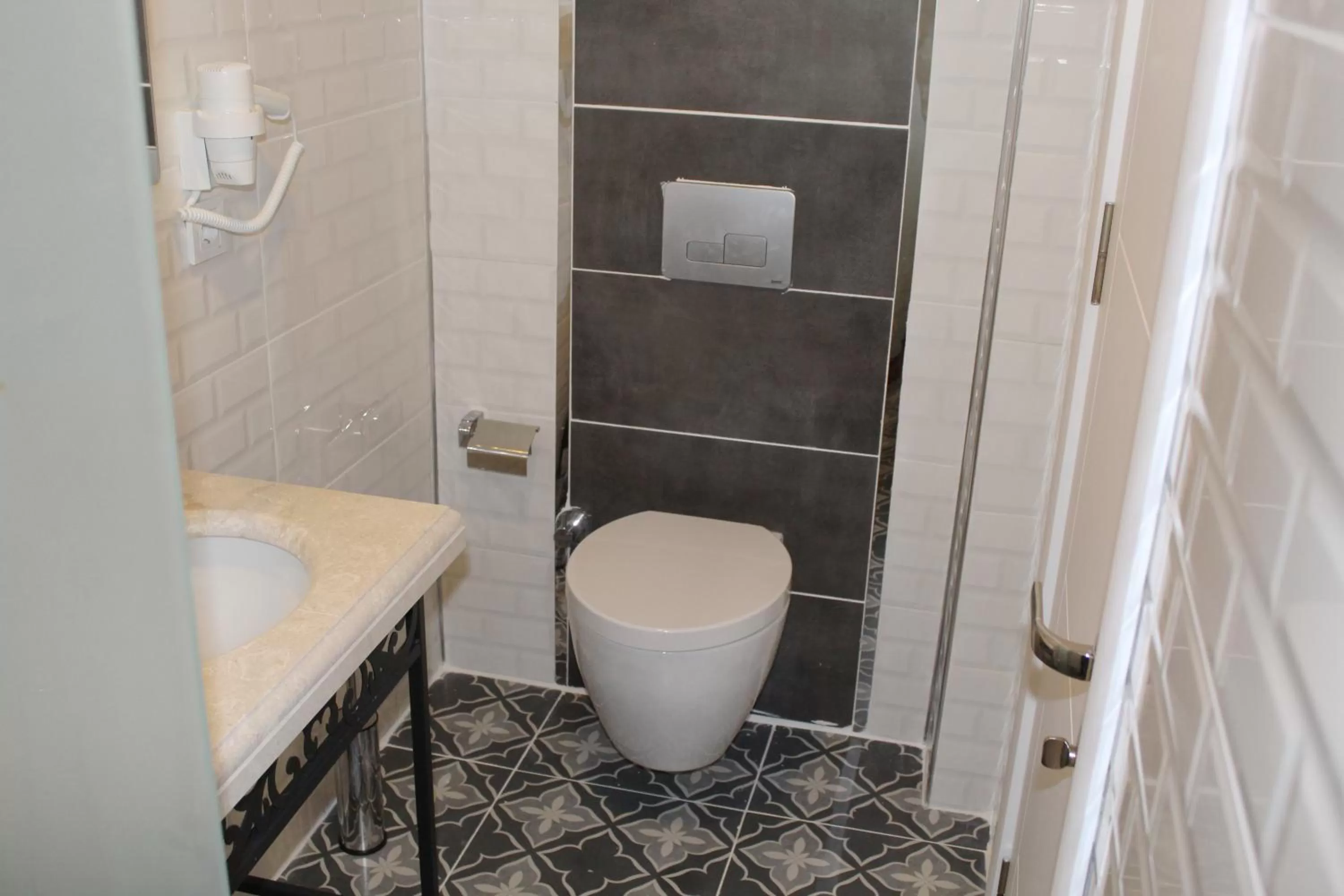 Toilet in Good Night Hotel Istanbul