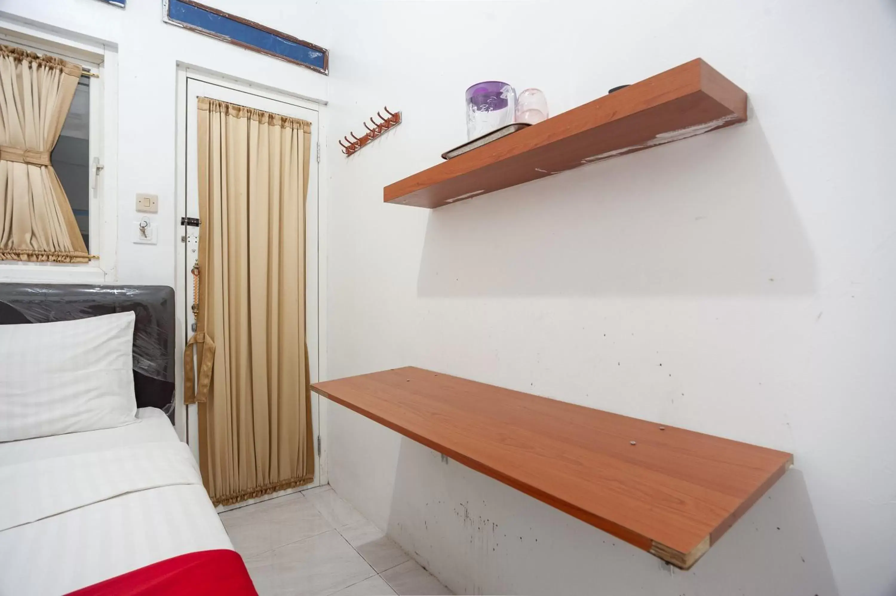 Bed in RedDoorz Syariah near PGC Cililitan Bed in RedDoorz Syariah near PGC Cililitan