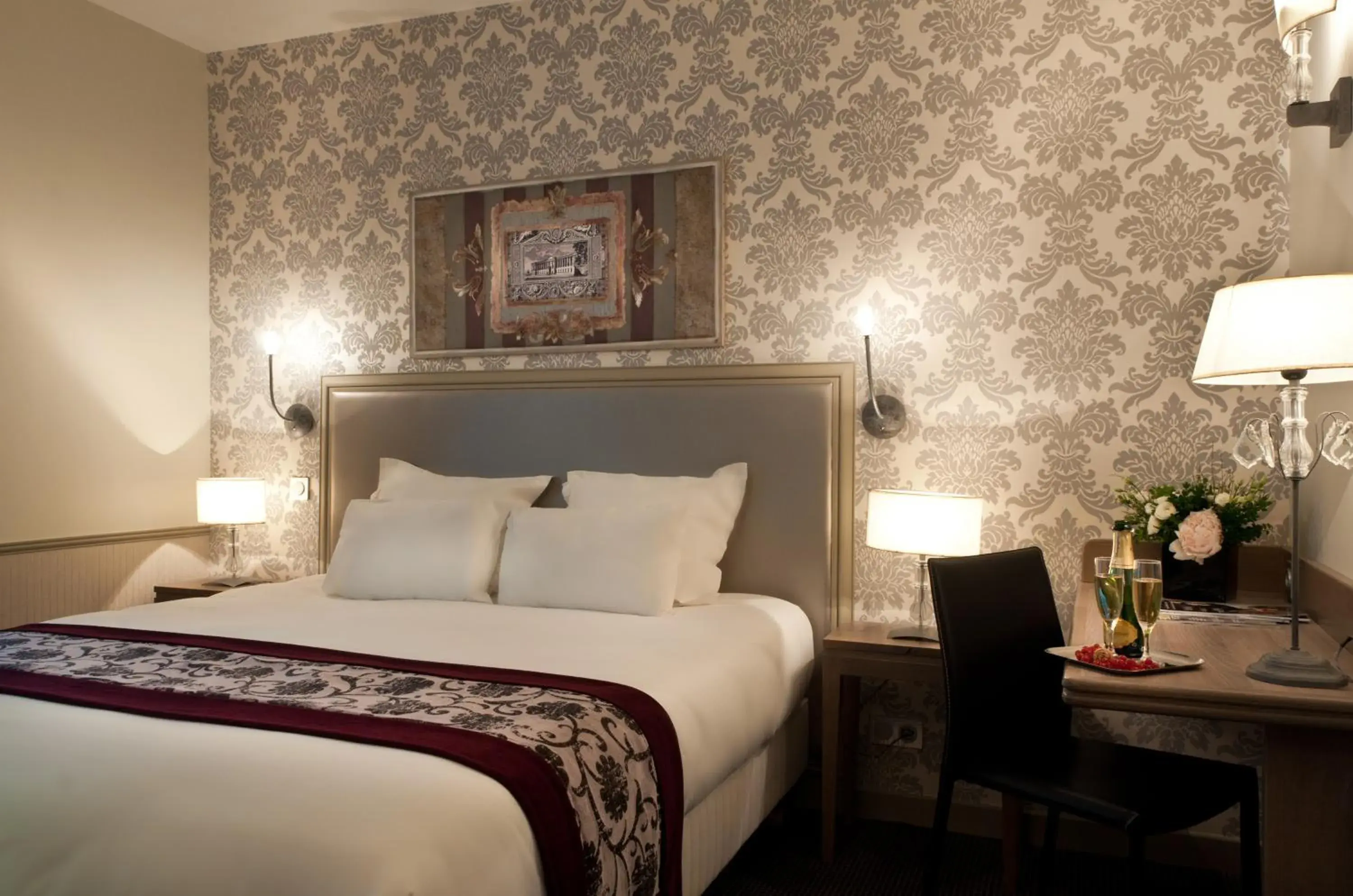 Bedroom, Bed in Hotel Monceau Wagram