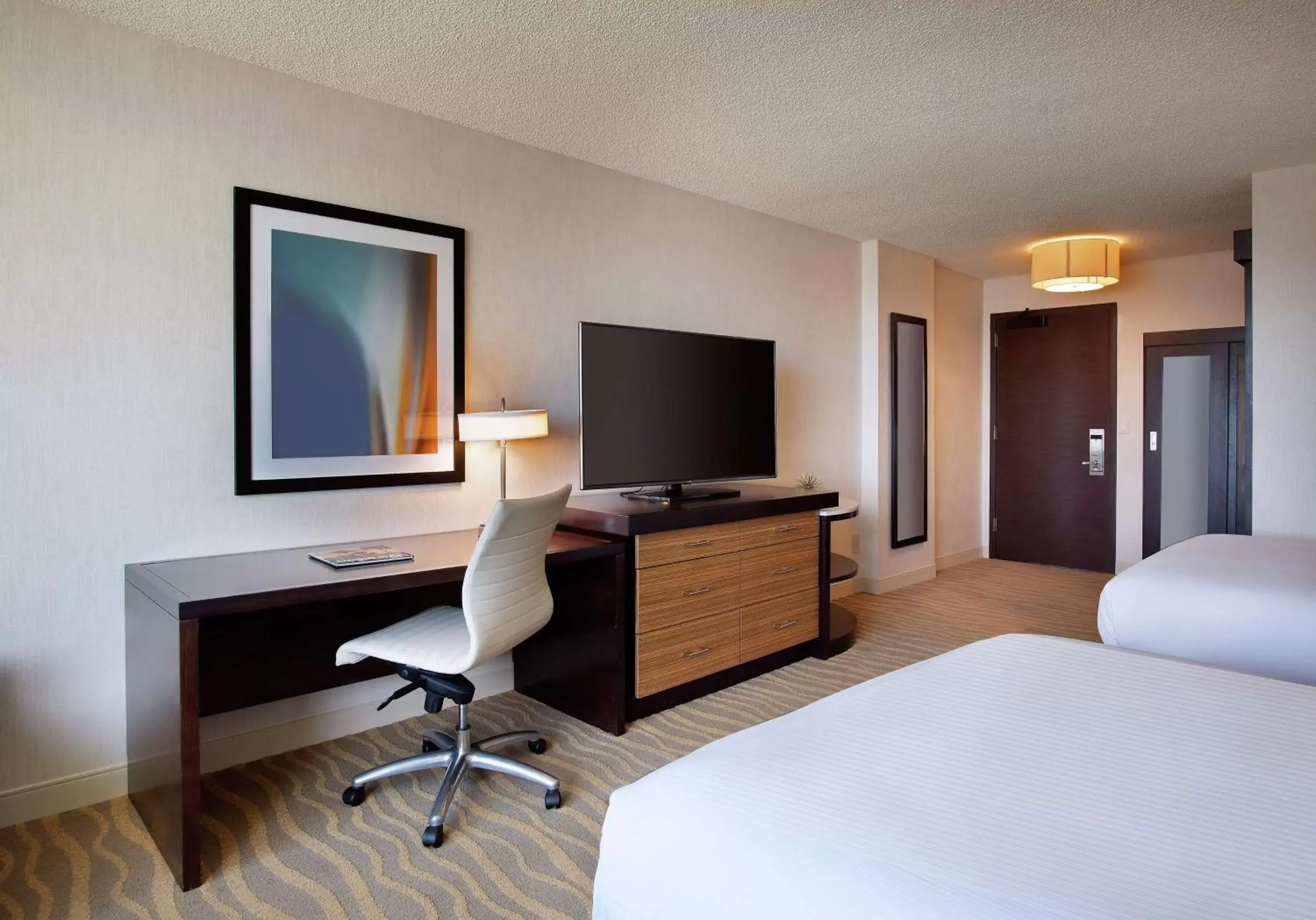 Bedroom, TV/Entertainment Center in DoubleTree by Hilton San Diego-Mission Valley