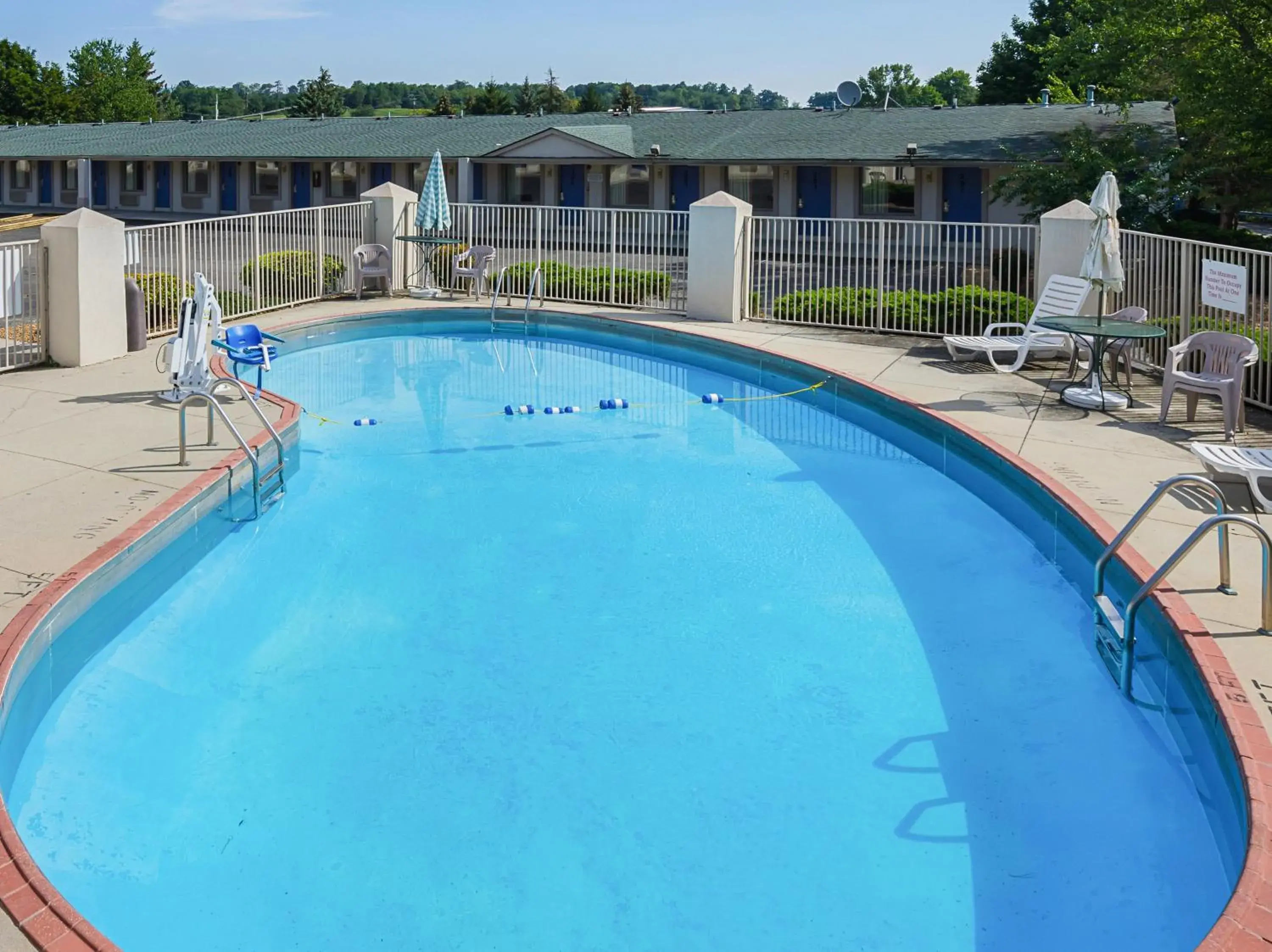 Swimming pool, Property Building in Rodeway Inn