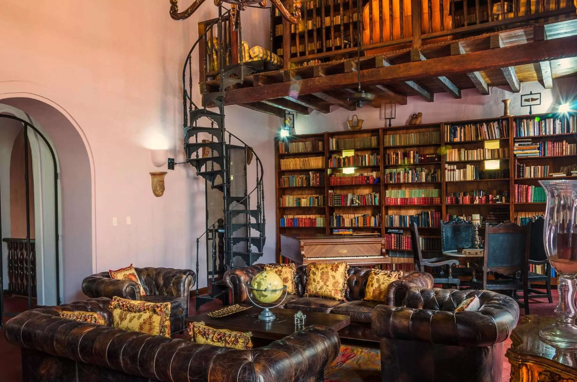 Library in Hotel Boutique Casa Córdoba Estrella