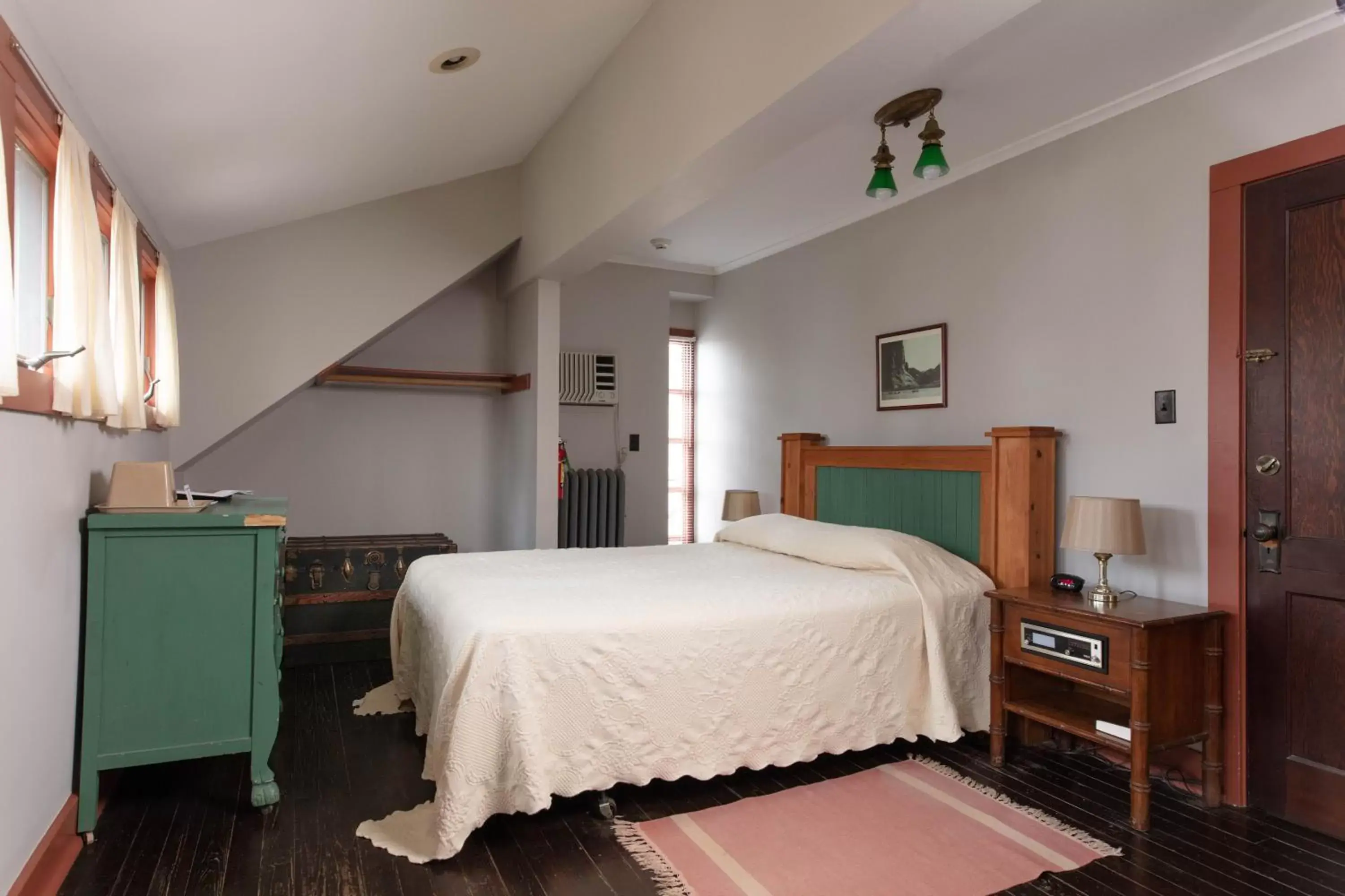 Bedroom, Bed in Lakeside Inn