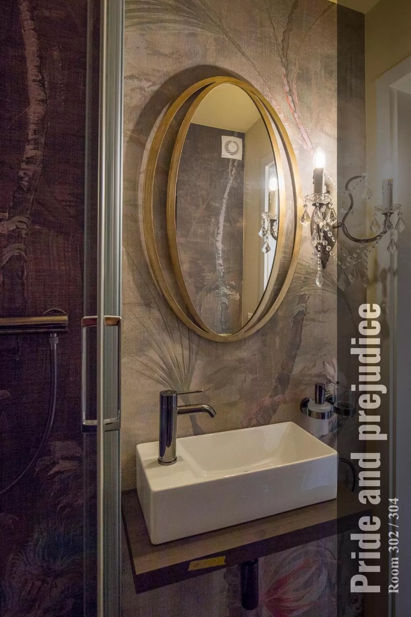 Shower in The Henry Self Check-In Guesthouse