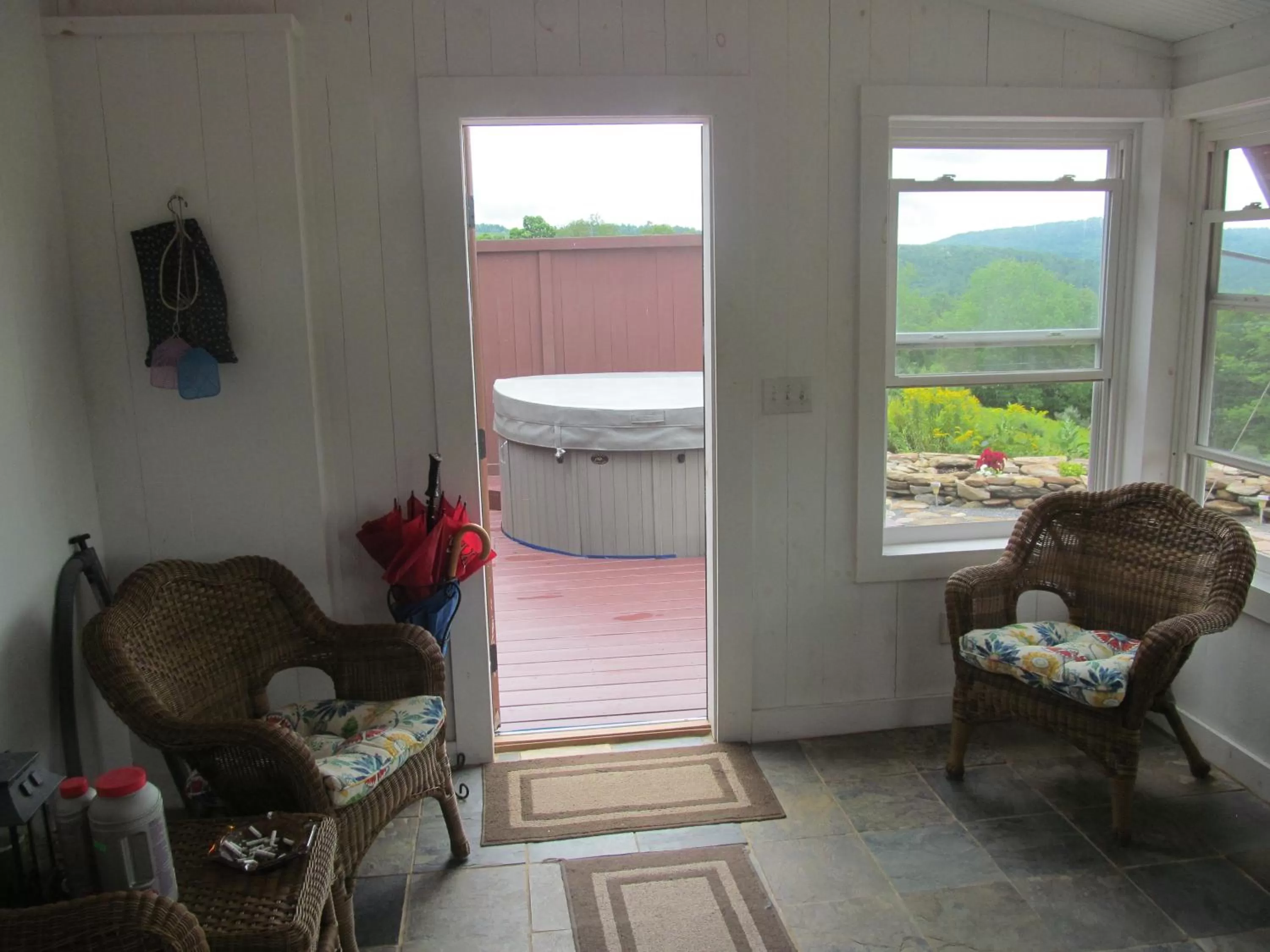 Hot Tub, Seating Area in 13 Hills Bed & Breakfast