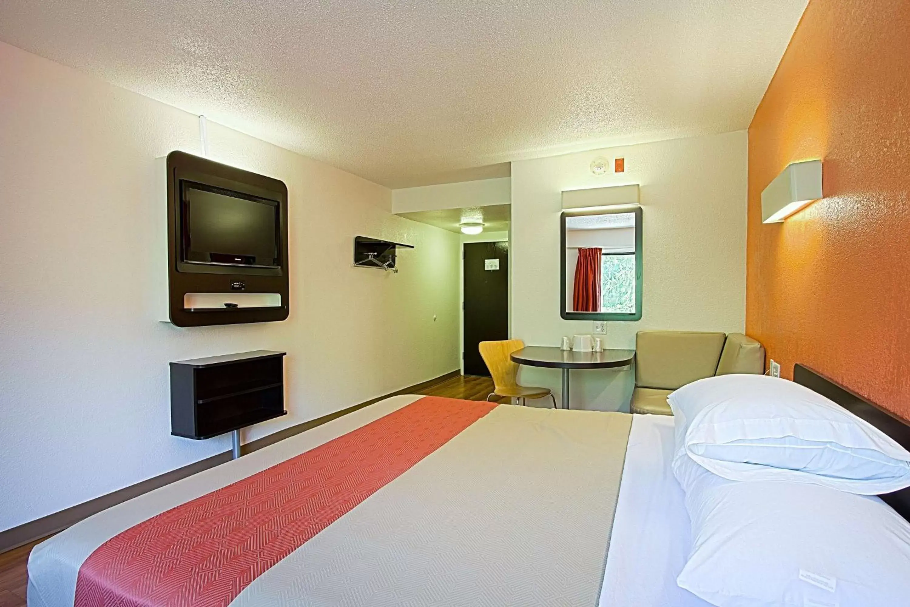 TV and multimedia, Bed in Motel 6-East Brunswick, NJ