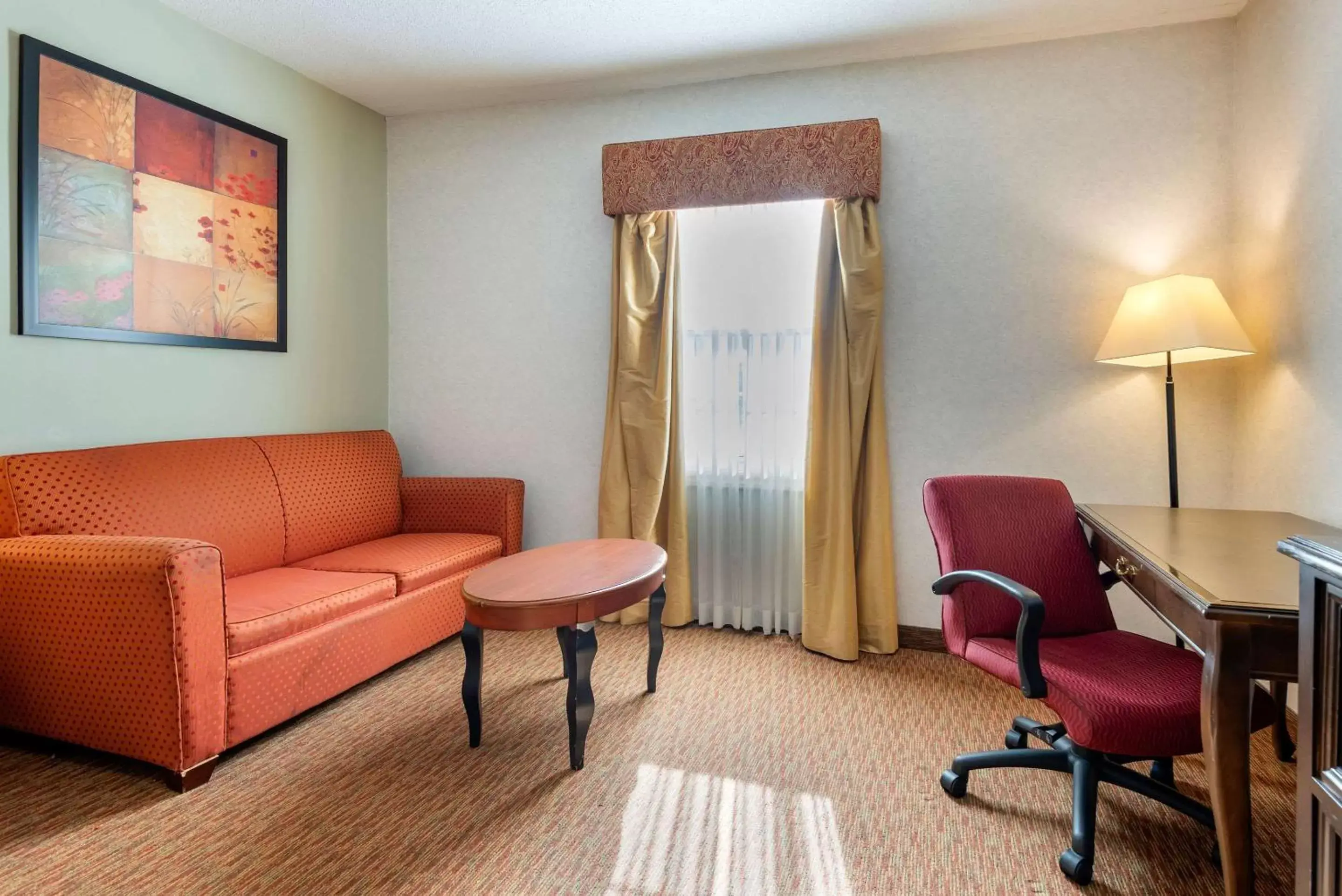 Photo of the whole room, Seating Area in Quality Inn Sarnia