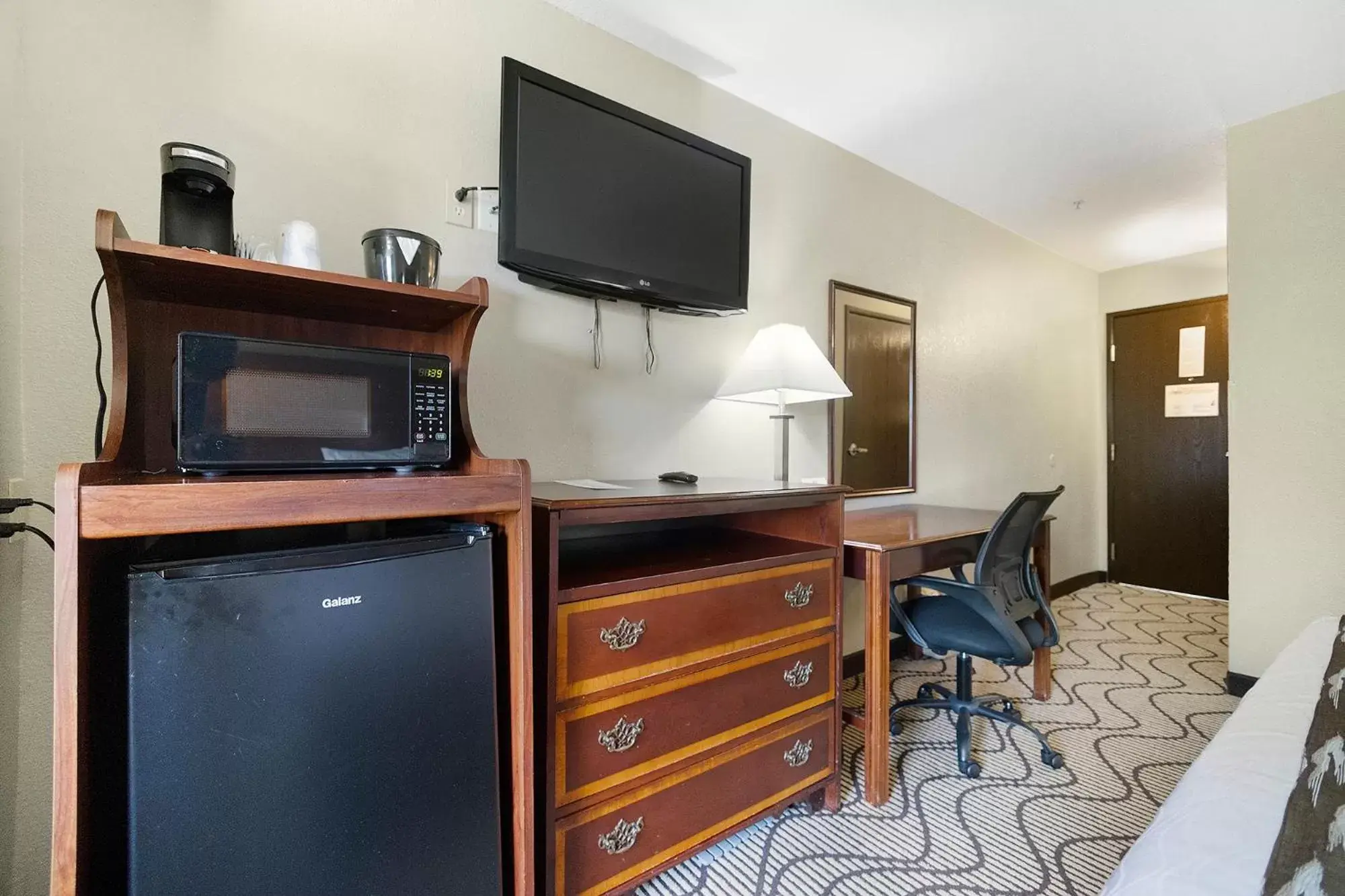 View (from property/room), TV/Entertainment Center in SureStay Plus Hotel by Best Western Rocklin