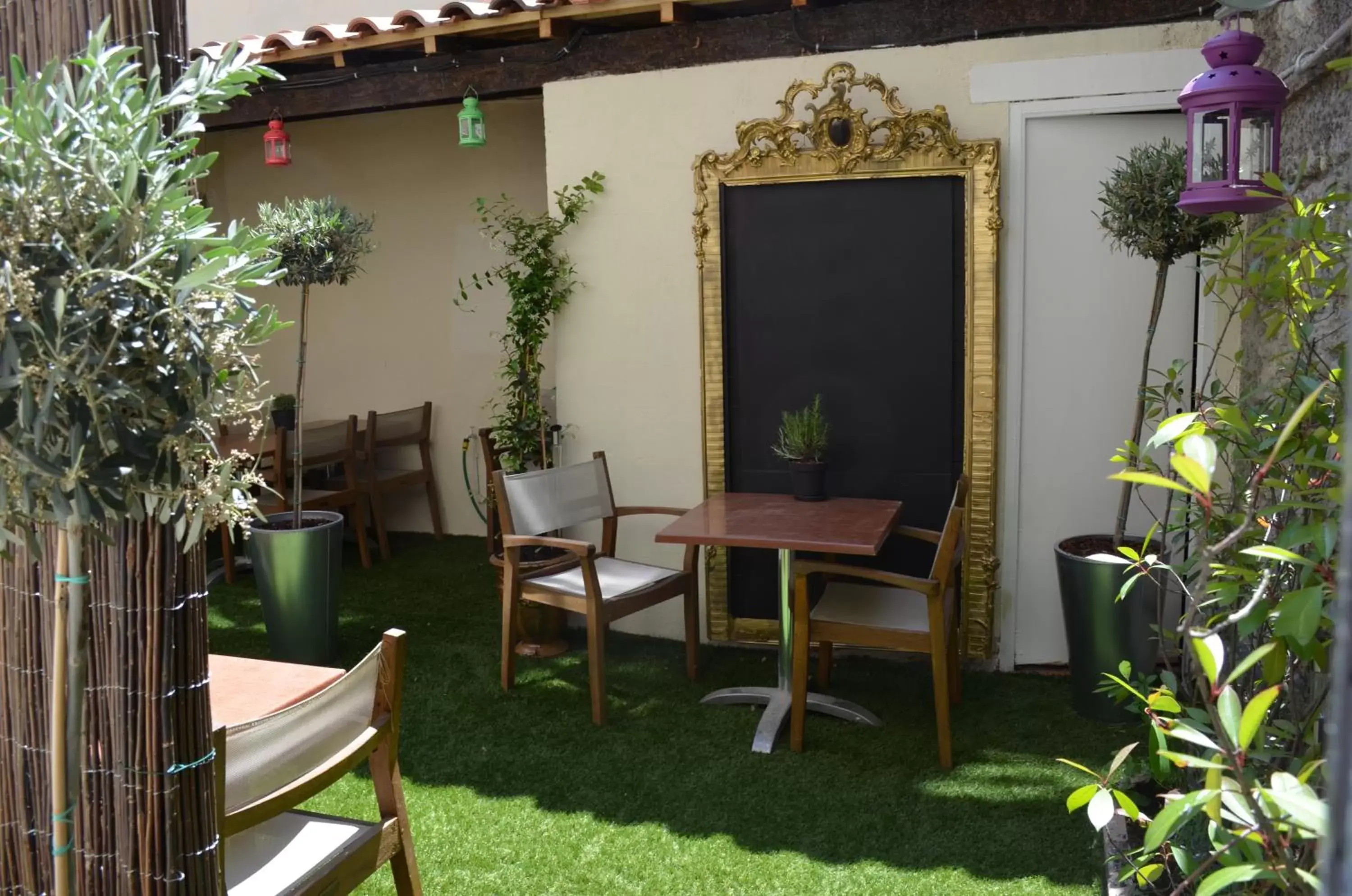 Patio, Garden in Hôtel Les Corps Saints