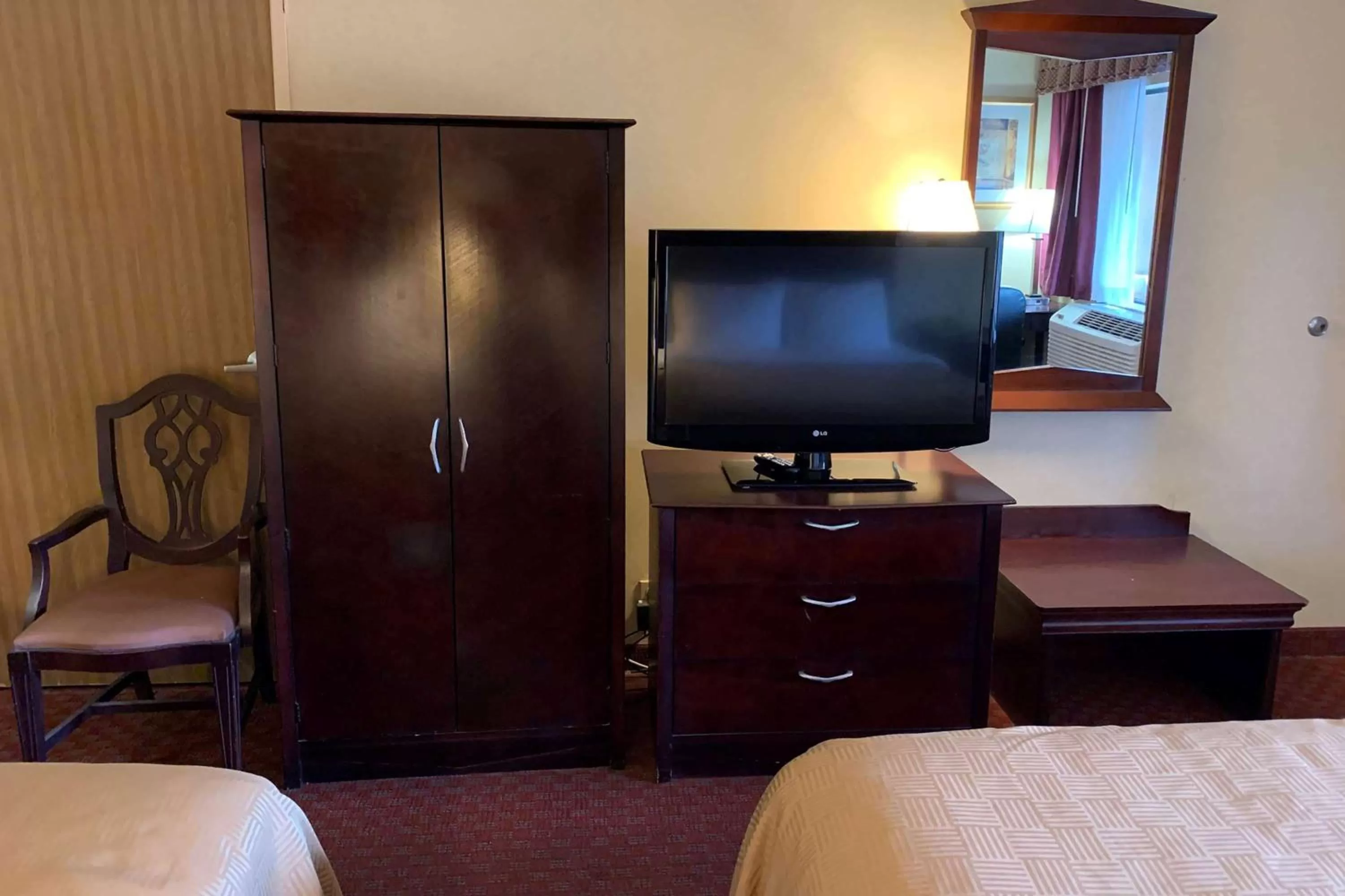 Photo of the whole room, Bed in Days Inn by Wyndham Blythe