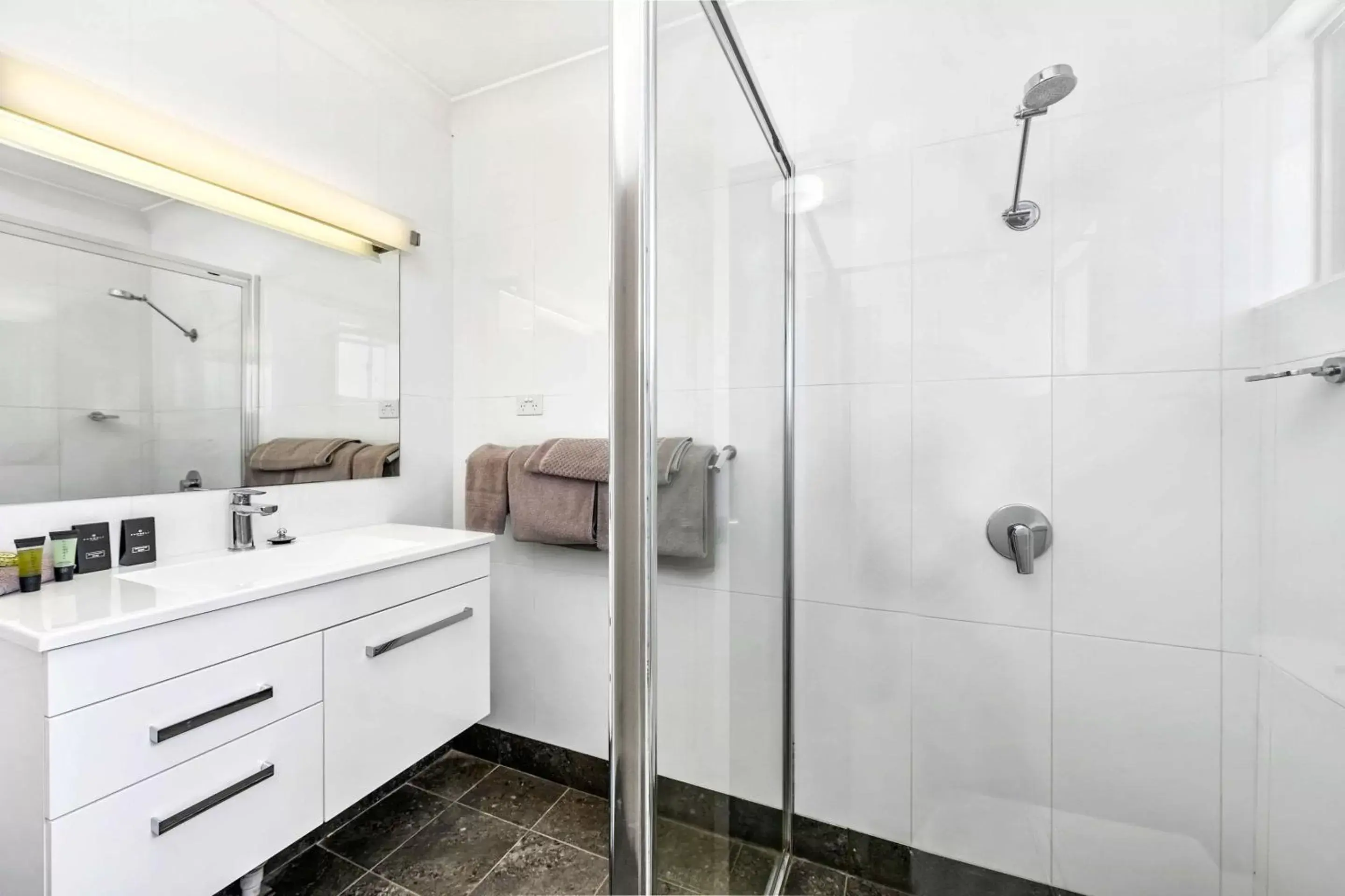 Photo of the whole room, Bathroom in Quality Inn Ashby House Tamworth