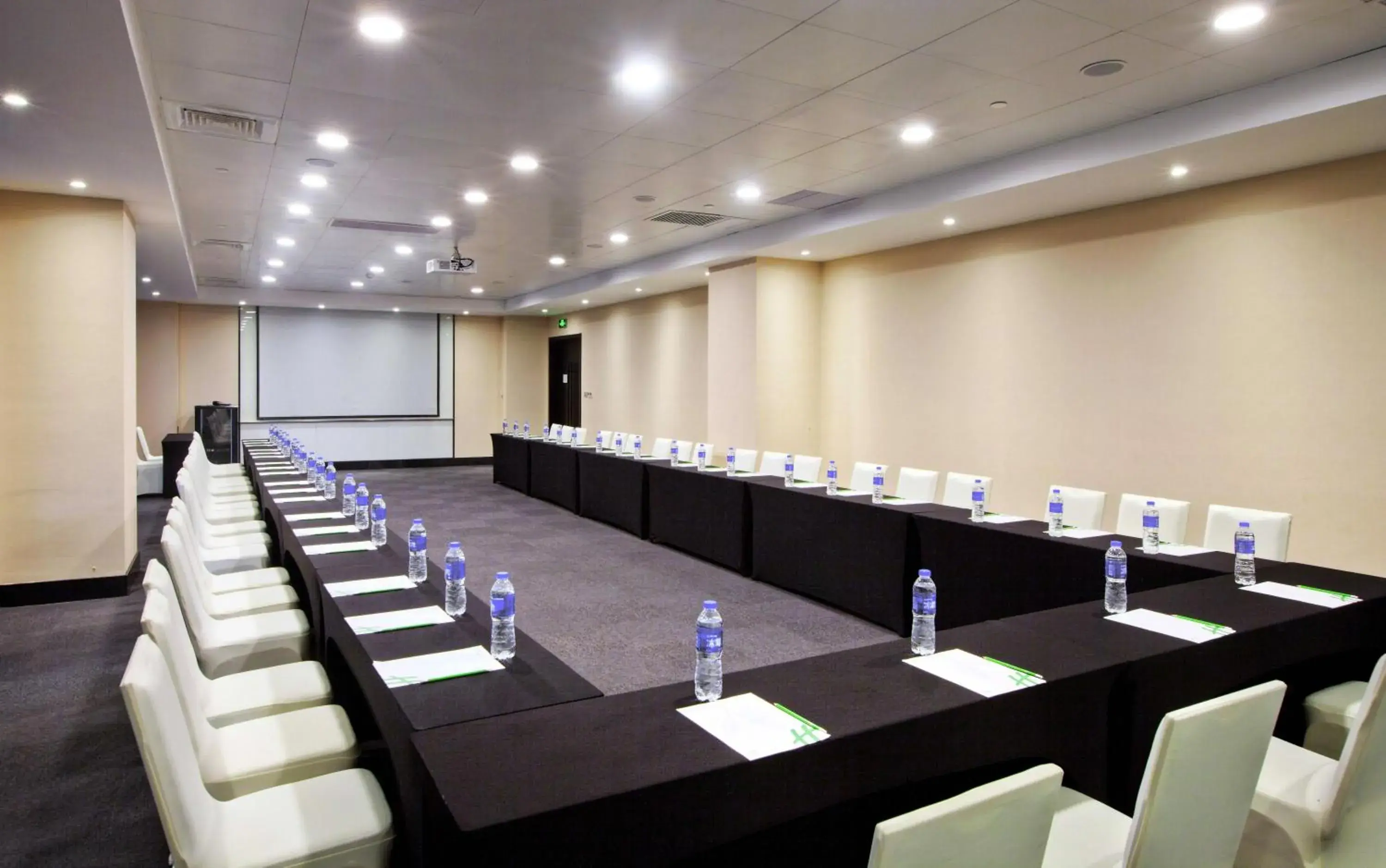 Meeting/conference room in Holiday Inn - Shanghai Jinshan, an IHG Hotel