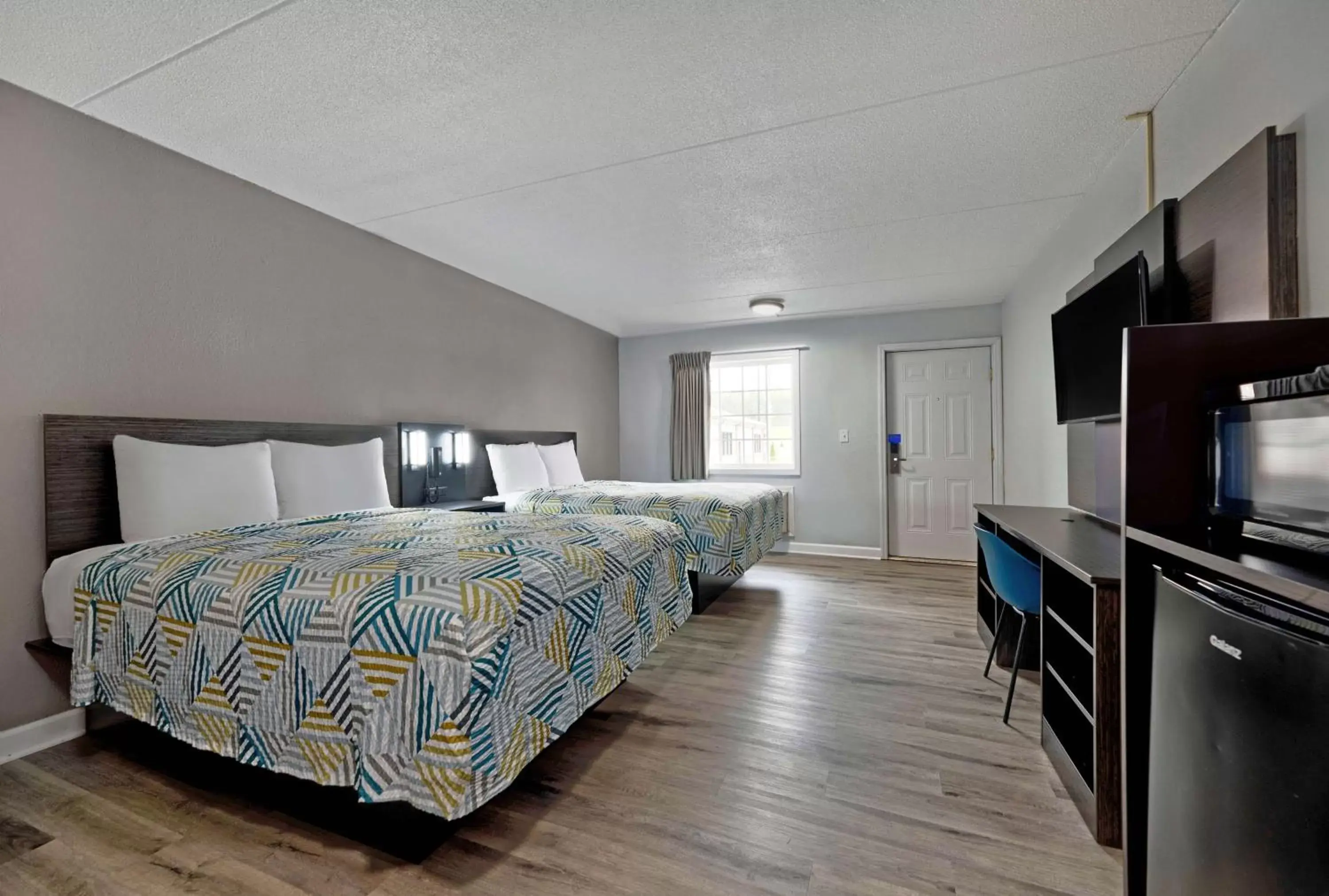 Photo of the whole room, Bed in Motel 6 Corbin KY Photo of the whole room, Bed in Motel 6 Corbin KY