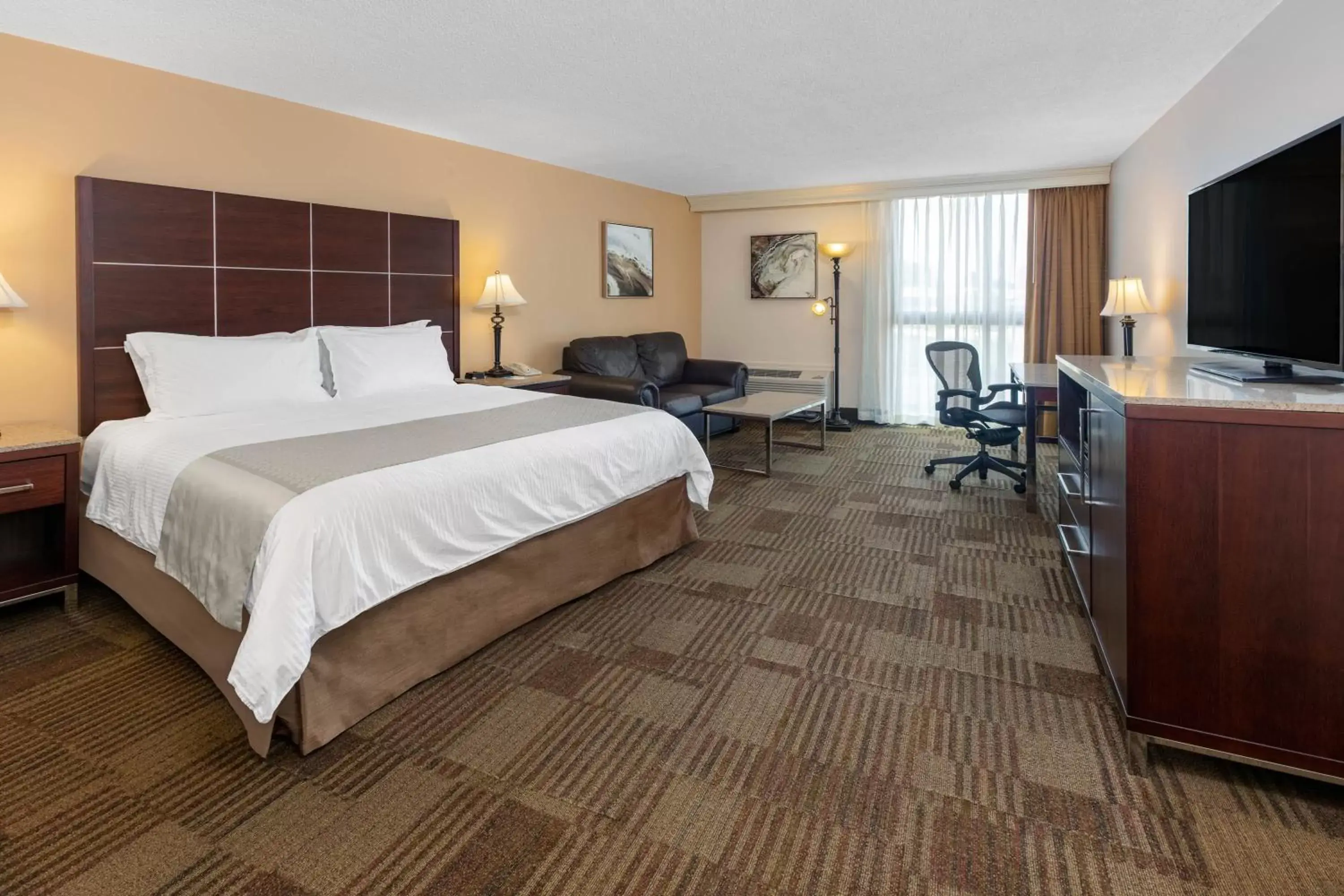 Photo of the whole room in Wyndham Riverfront Hotel