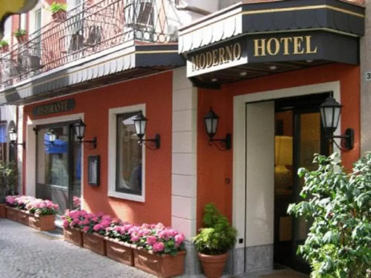 Property building in Hotel Moderno
