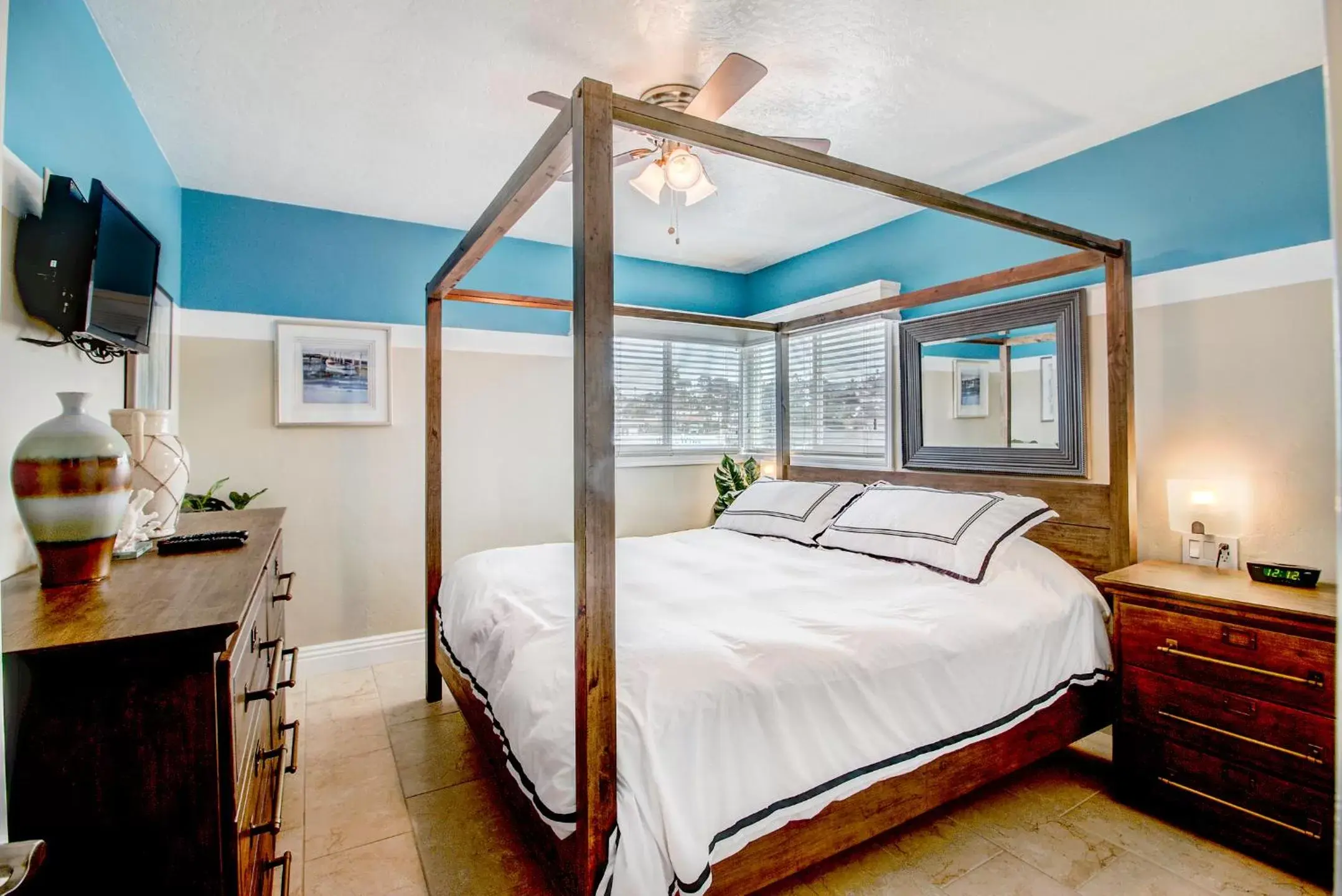 Bedroom, Bed in The Inn at Sunset Cliffs