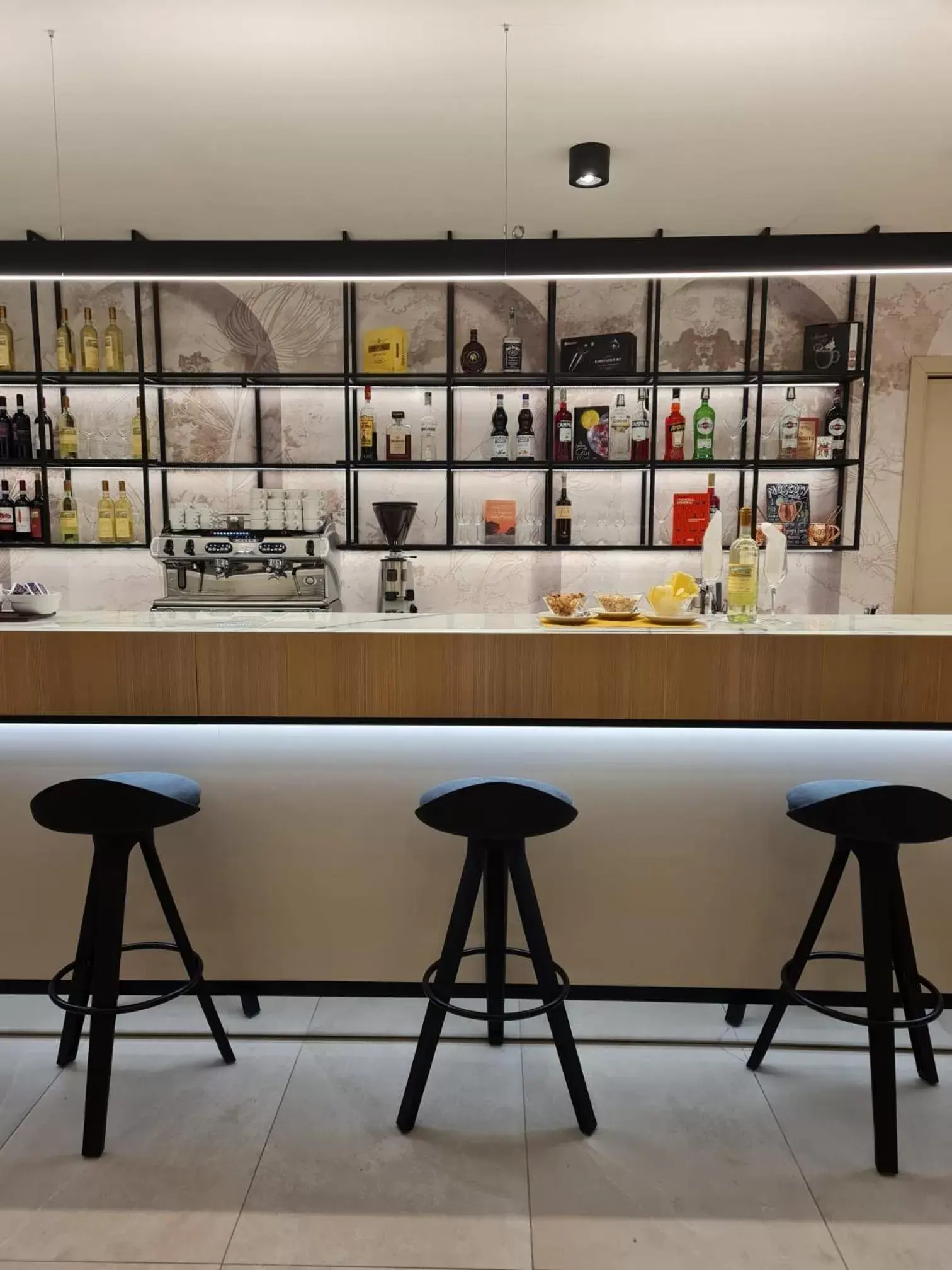 Lounge or bar in iH Hotels Bologna Gate 7