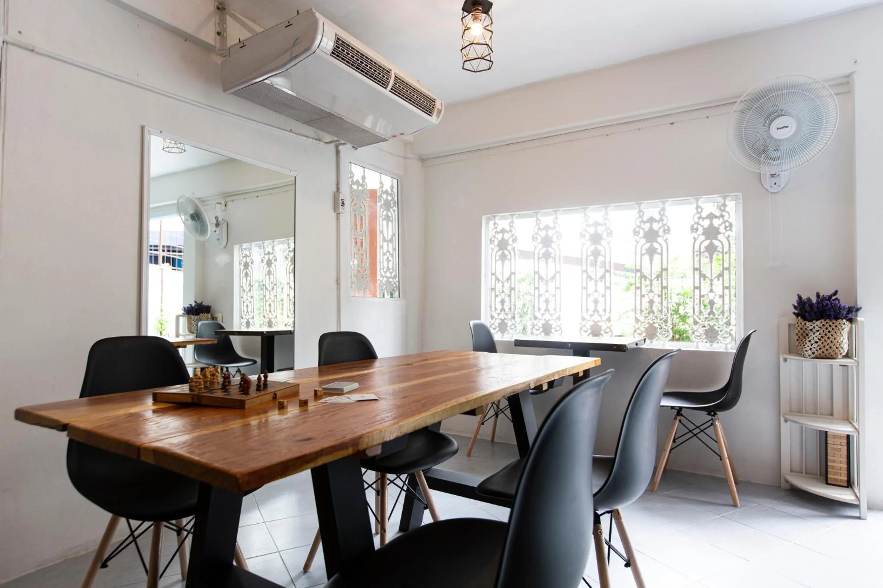 Restaurant/places to eat in Home 16  (Hostel 16)