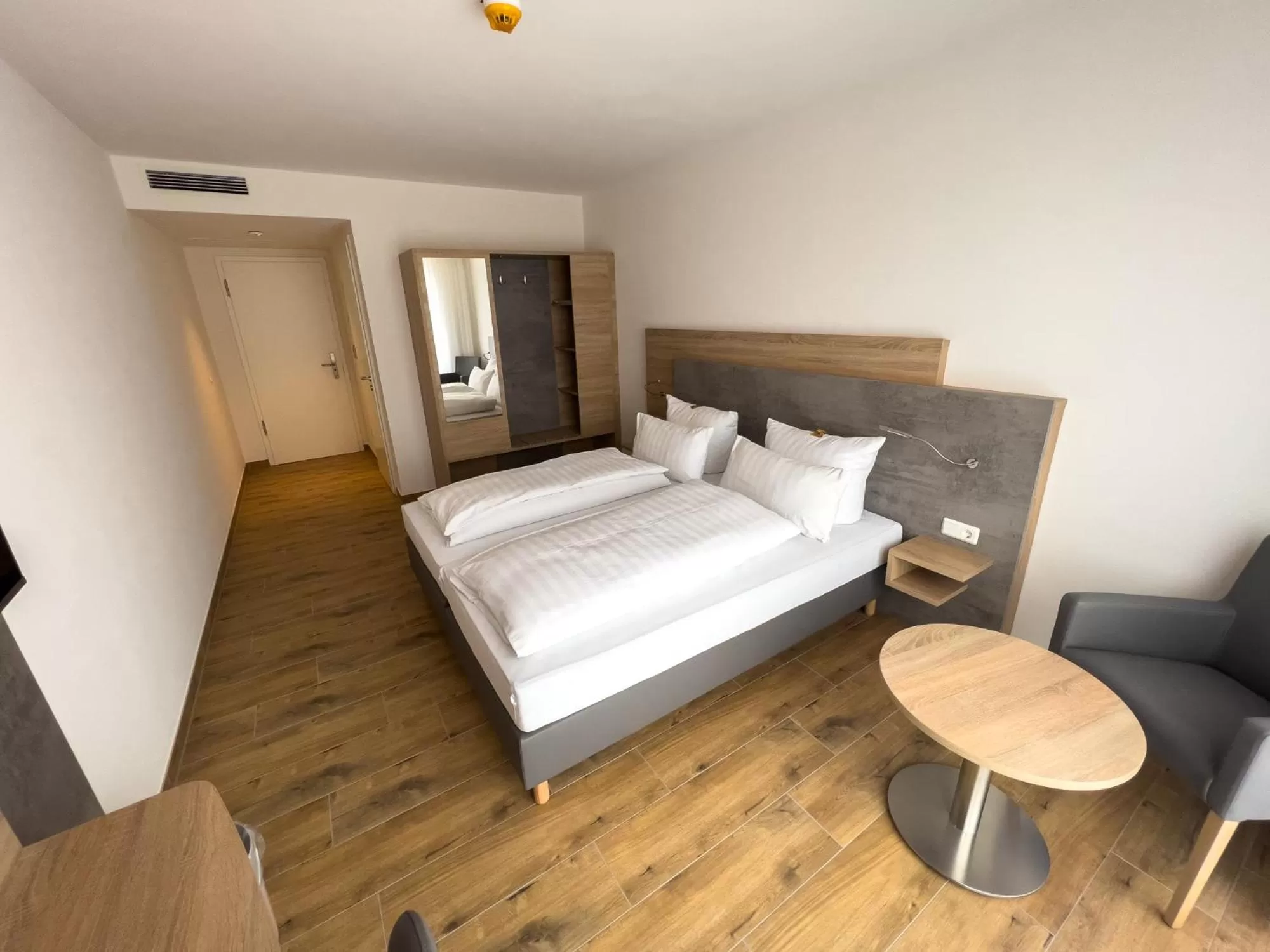 Photo of the whole room, Bed in Hotel Deutscher Hof