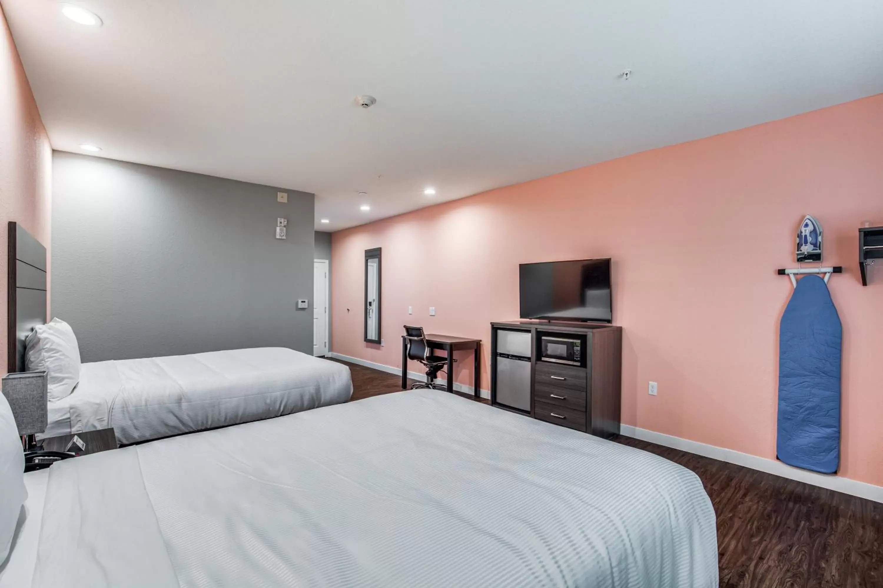 Bed in Scottish Inns & Suites Houston, TX