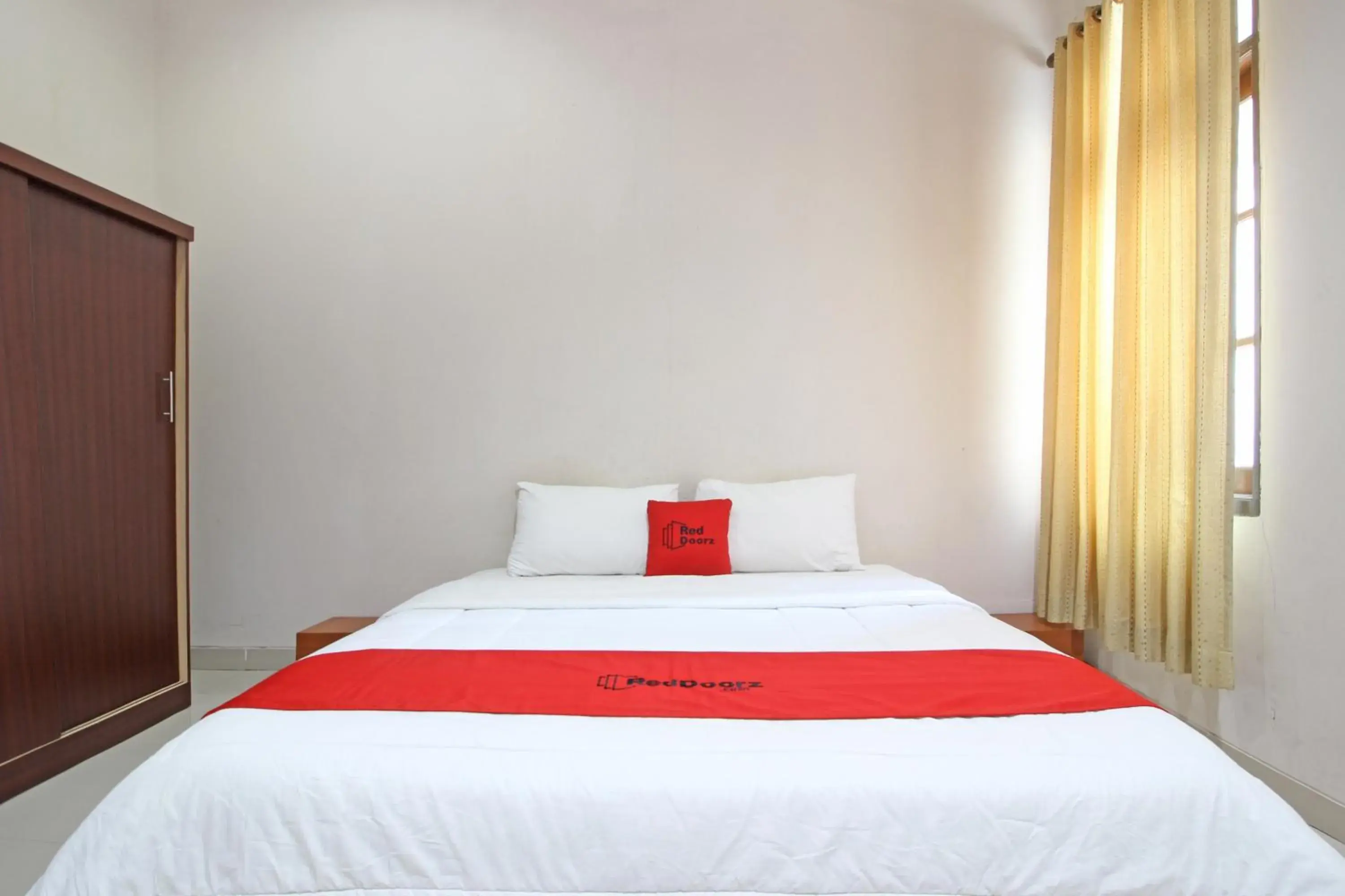 Bedroom, Bed in RedDoorz near Hartono Mall 3