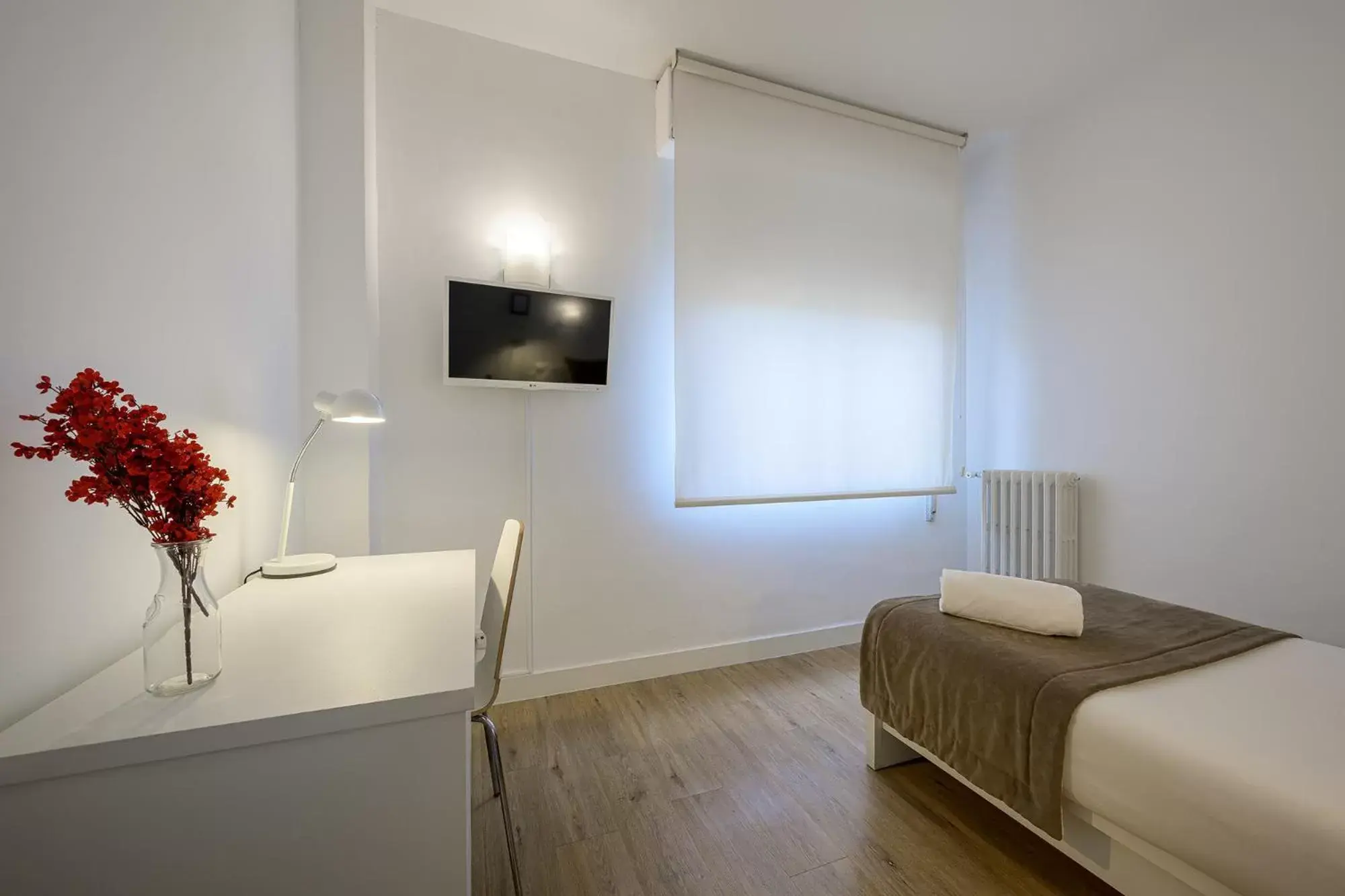 Bed, TV/Entertainment Center in NeoMagna Madrid