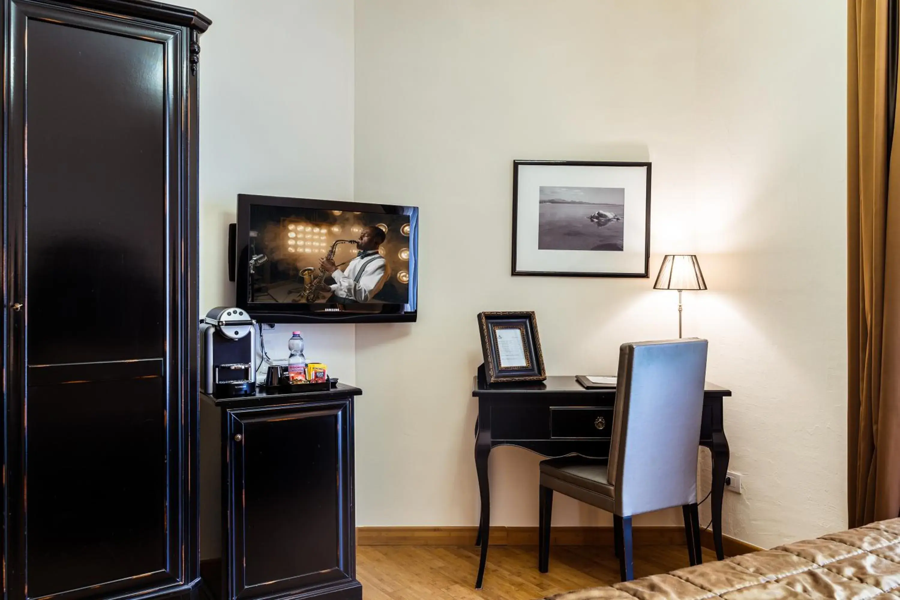 Bedroom, TV/Entertainment Center in La Locanda Del Conte Mameli