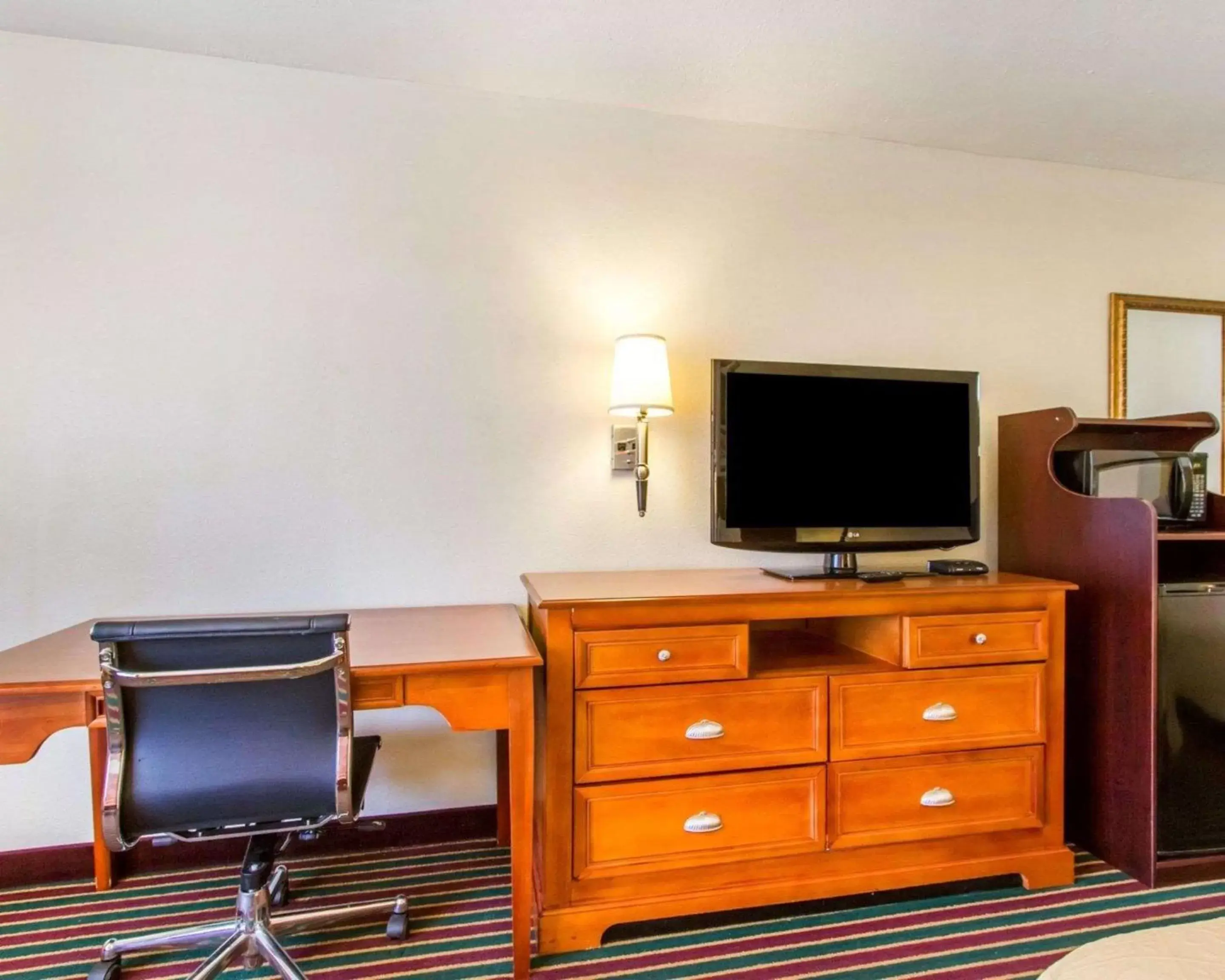 Photo of the whole room, TV/Entertainment Center in Quality Inn Dyersburg I-155